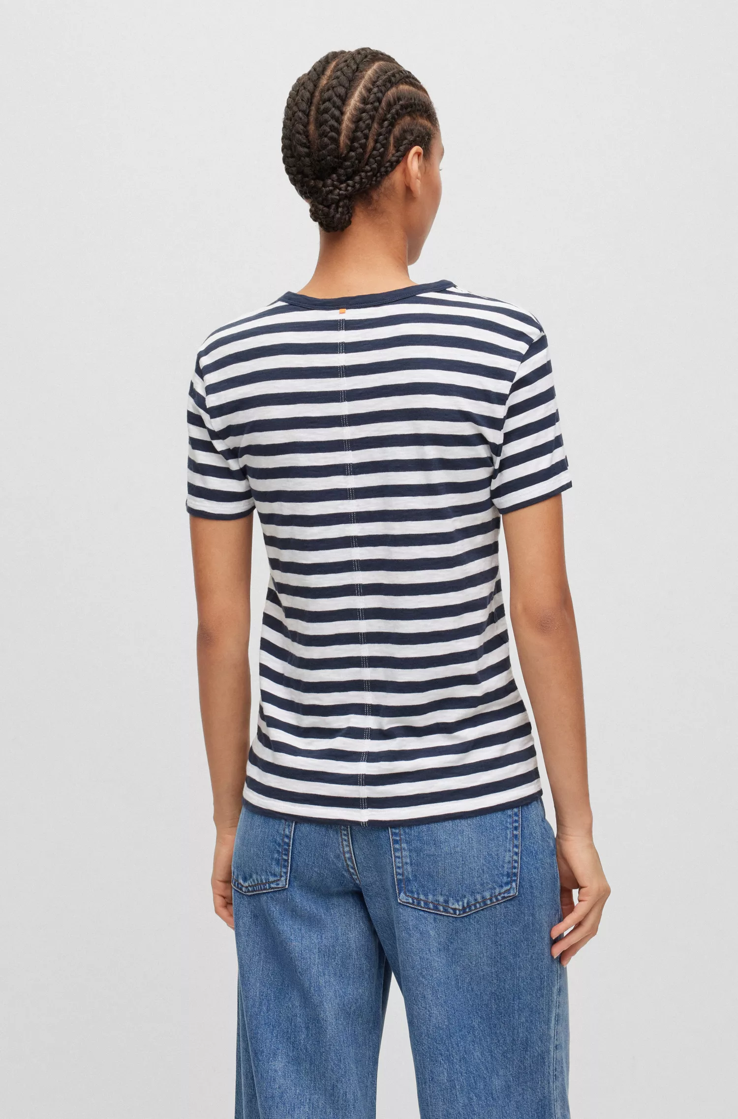 Camiseta BOSS laranja em algodão texturizado com listra horizontal.