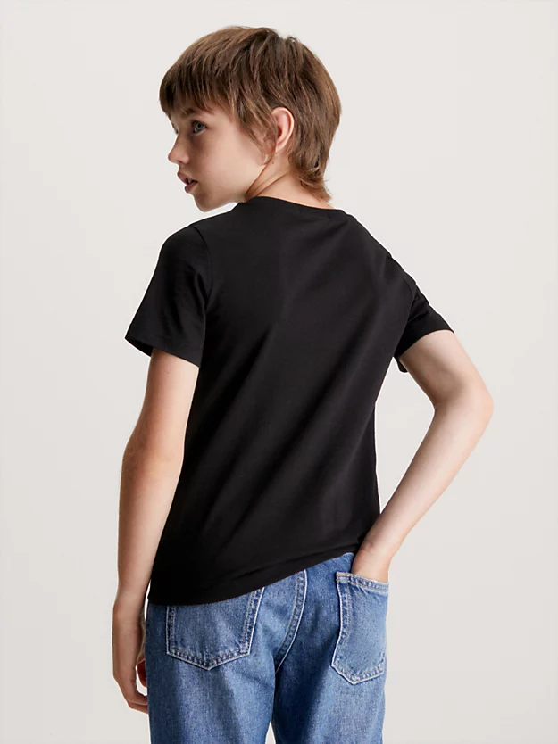 Camiseta infantil com logotipo