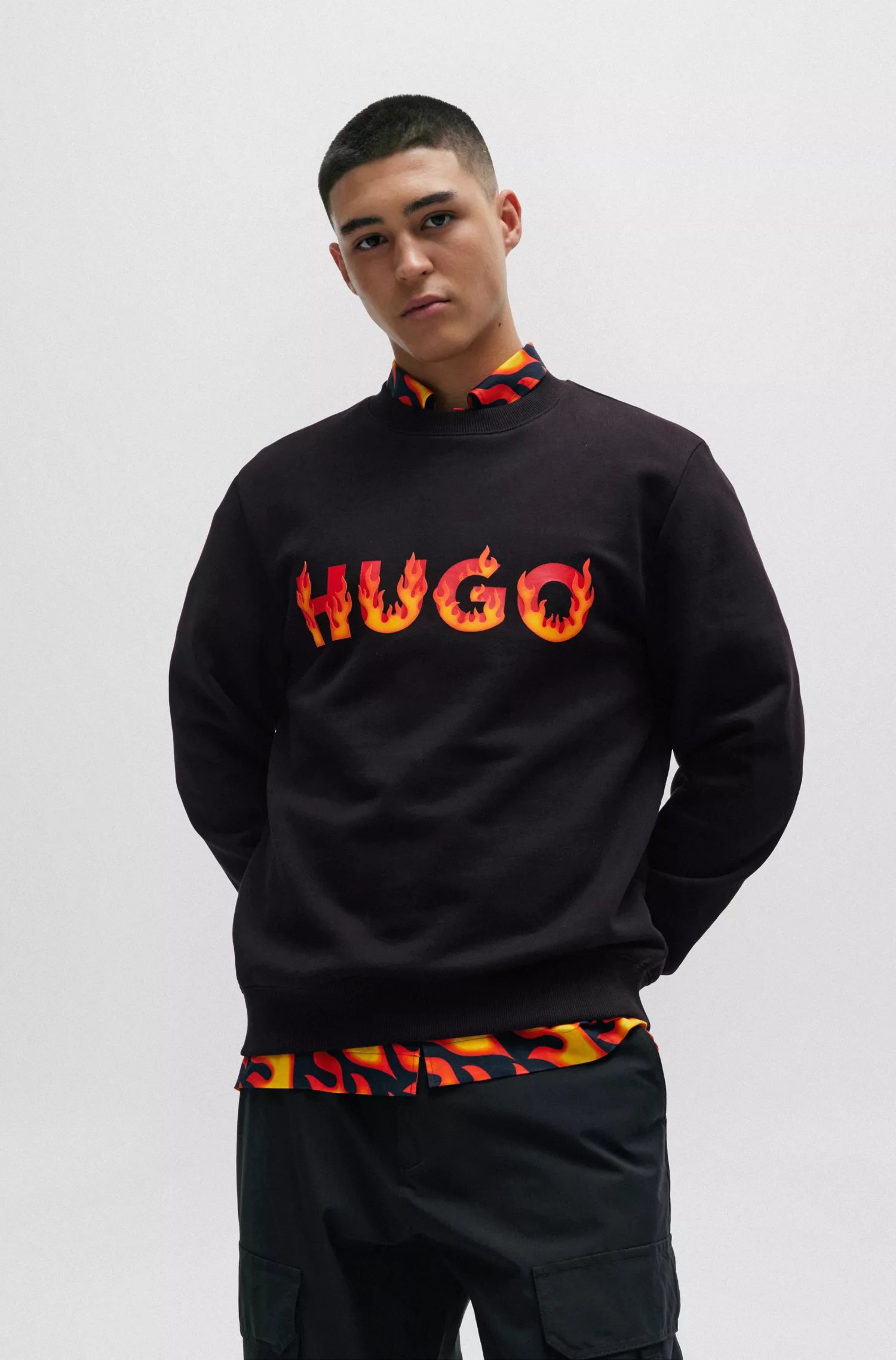 Moletom HUGO vermelho em algodão felpudo com logo de chama em relevo