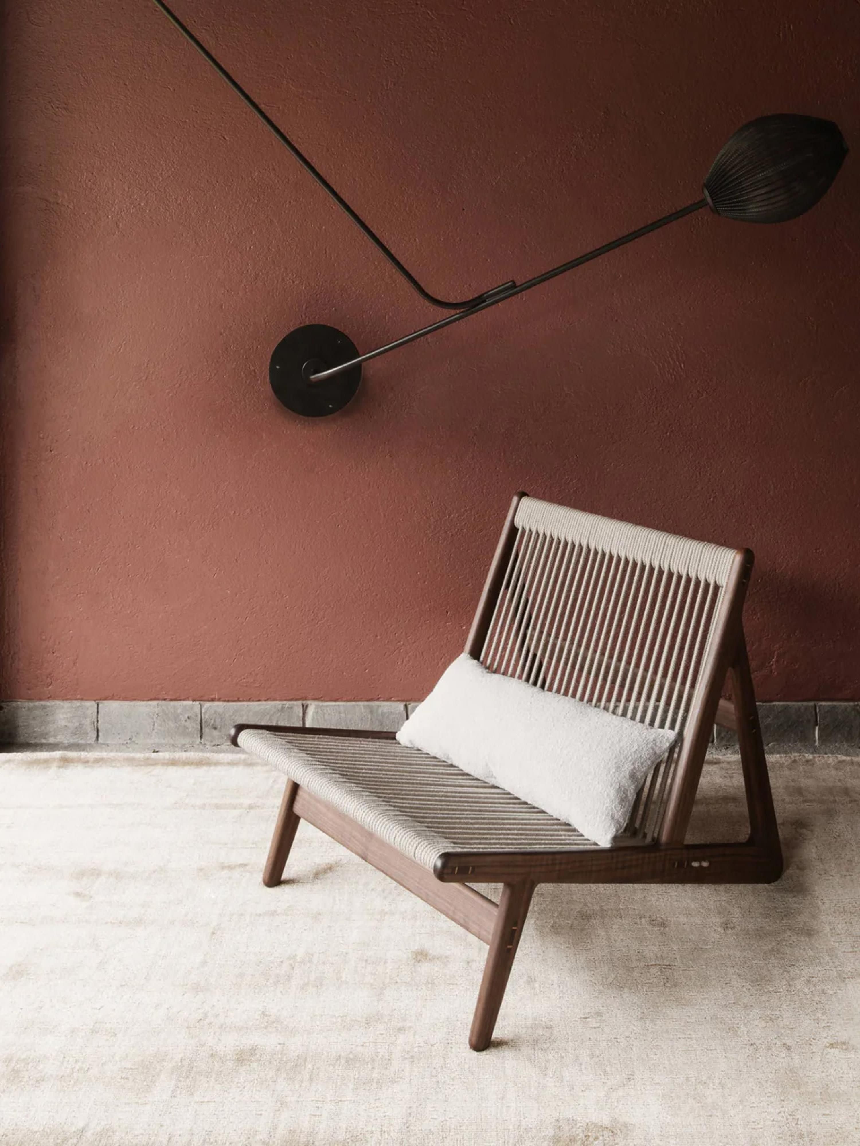 Handgemaakte loungefauteuil MR01 Initial van walnoothout met stoelkussen