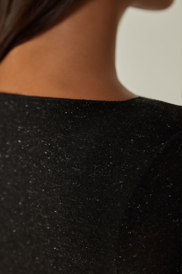 Camiseta leve de gola redonda em modal com detalhes em cashmere lamê.