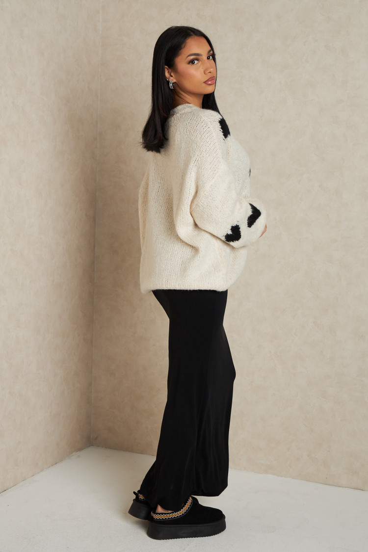 Pull beige à coeur noir