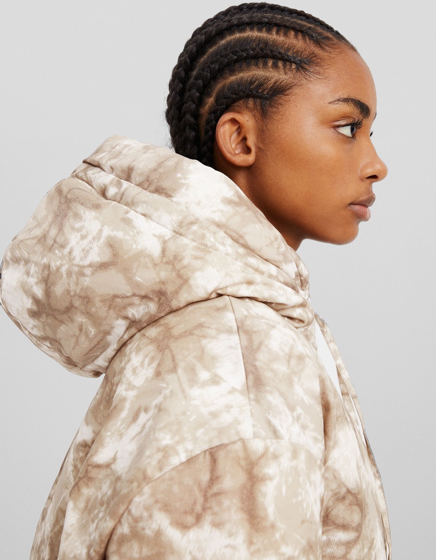 Jaqueta puffer cropped estampada com capuz.