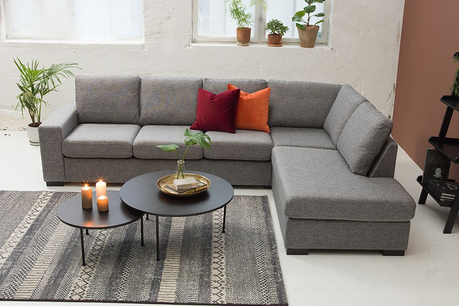 Max sofa 3-seter med hjørne og åpen ende høyre i tekstil Rocco 281 mørk grå og med sorte ben