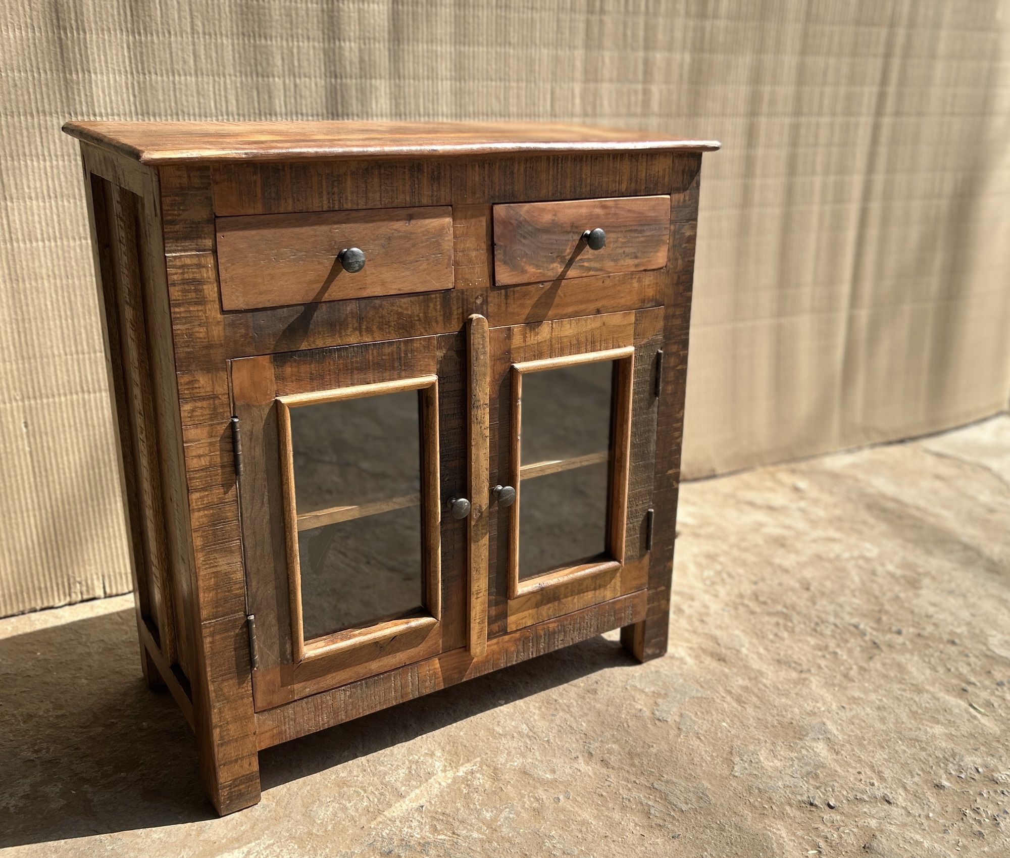 Vitrinen-Schrank aus recyceltem Holz, H 80 cm, B 75 cm, L 40 cm von fischer's lagerhaus
