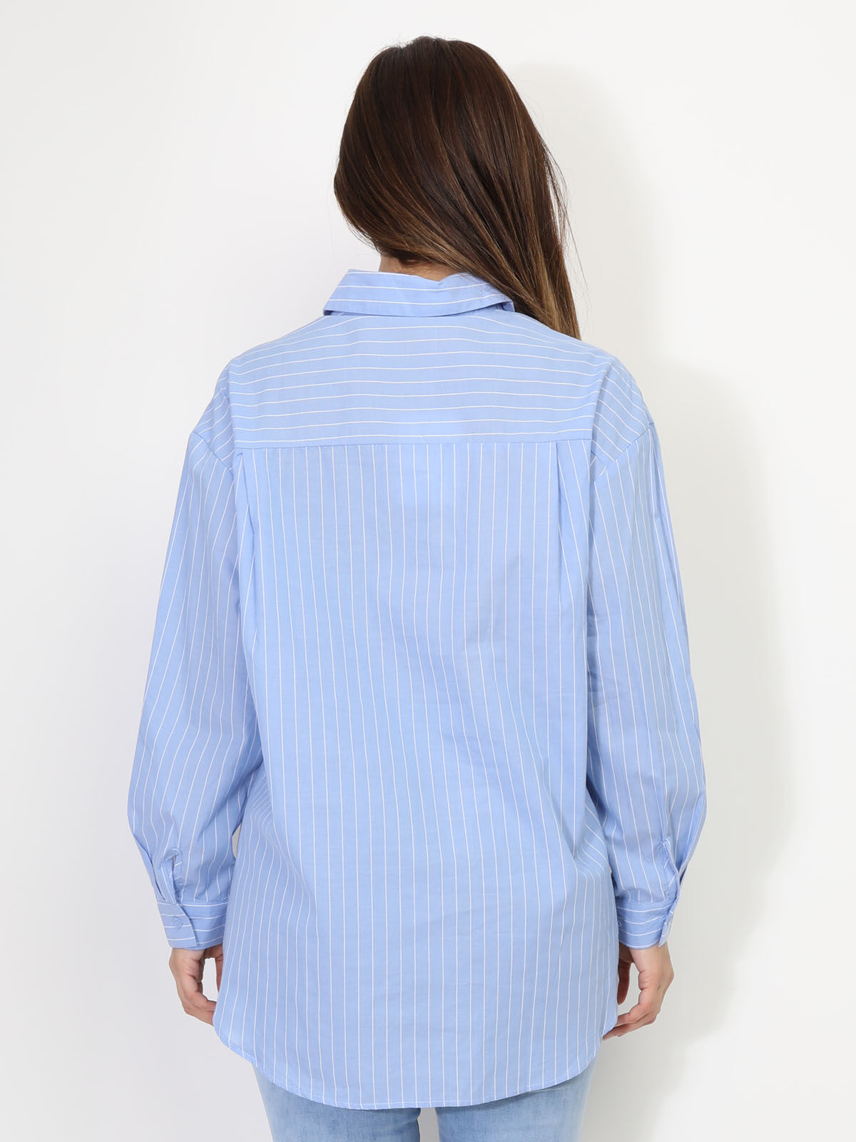 Chemise asymétrique et oversize à rayures- Bleu clair