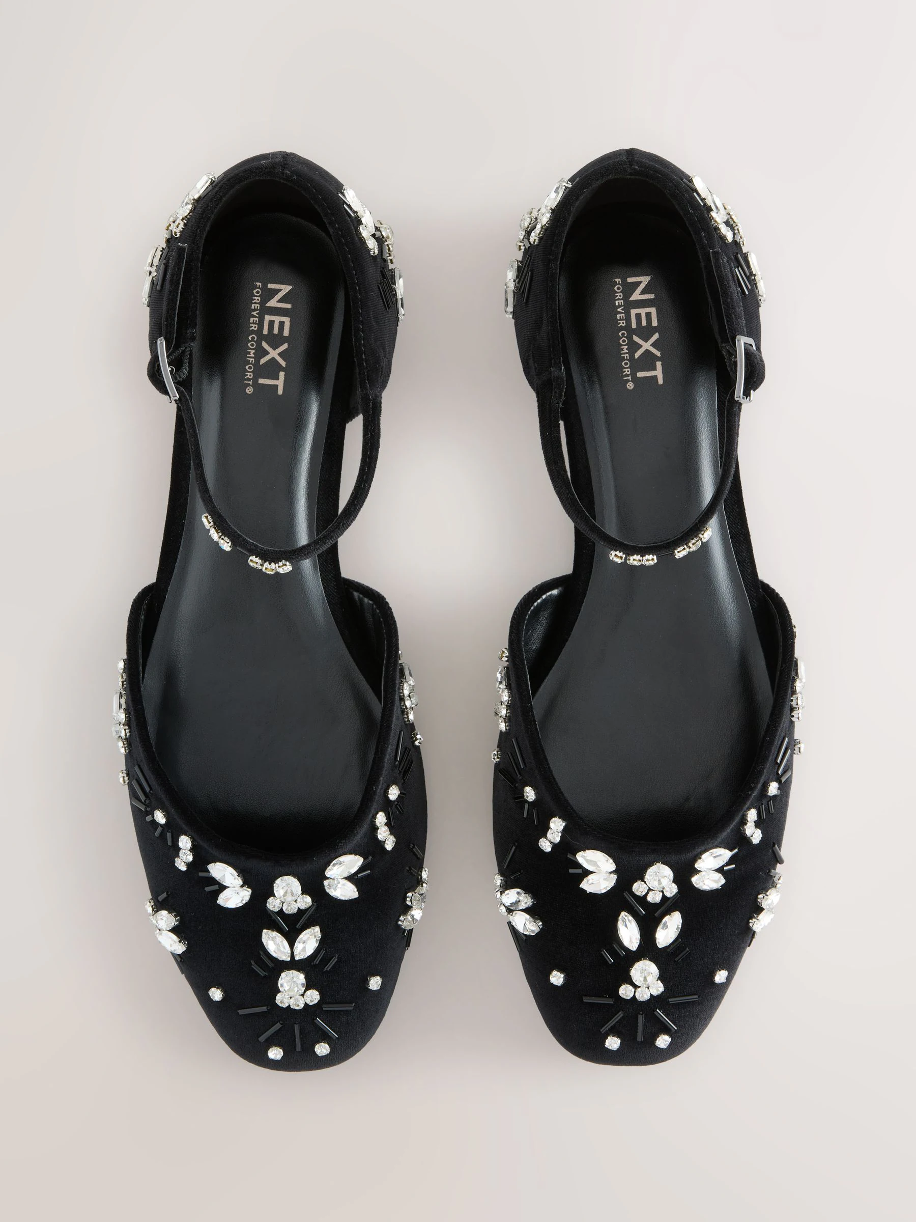 Zwart - Forever Comfort® Velvet Embellished Two Part Closed Toe Shoes