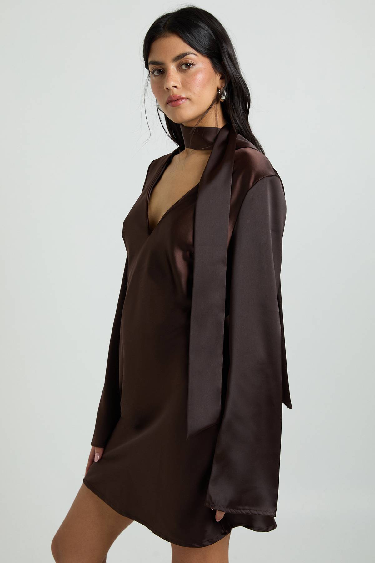 boohoo Robe Droite À Détail Foulard En Satin Texturé