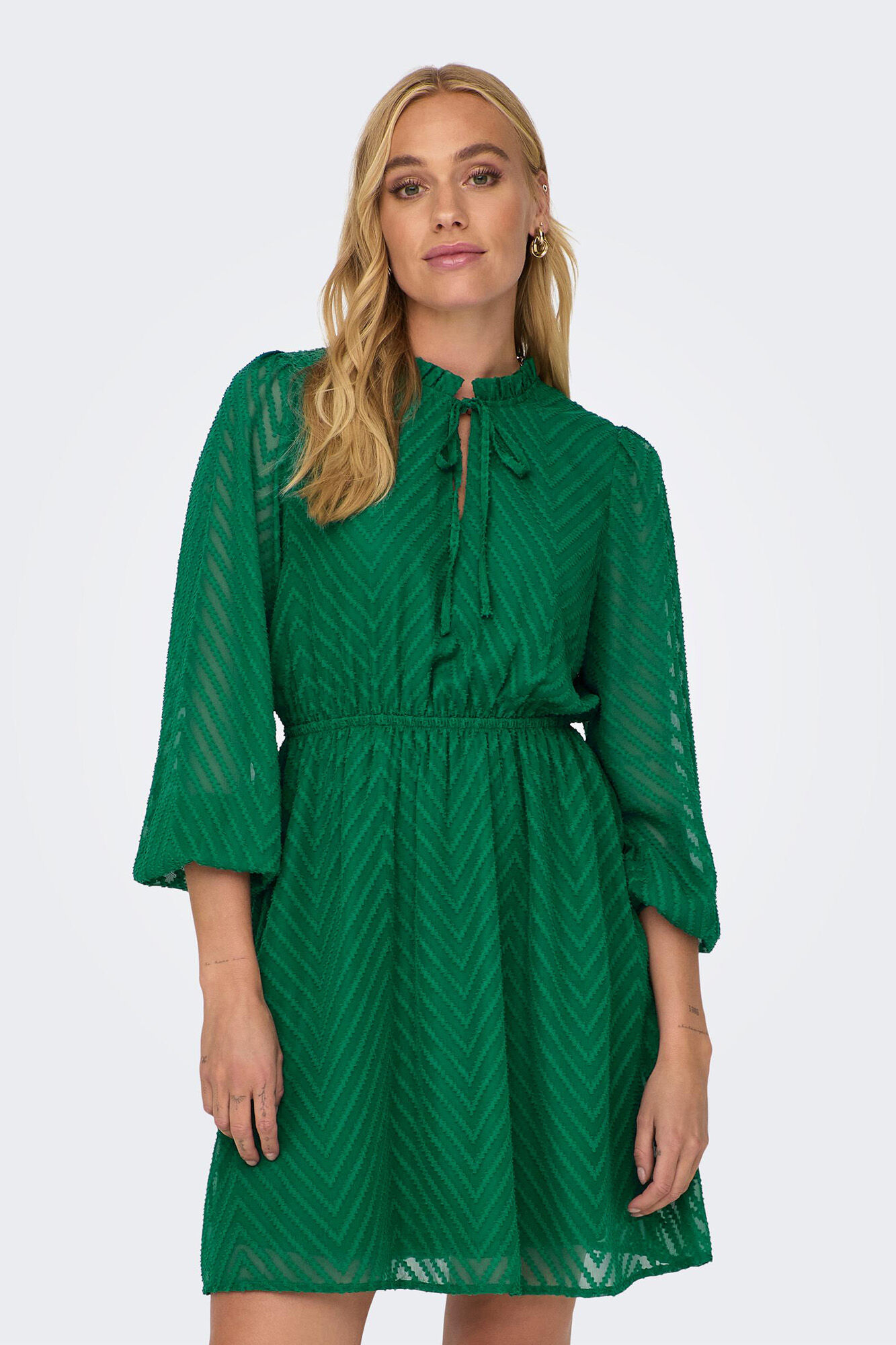 Vestido curto com mangas compridas