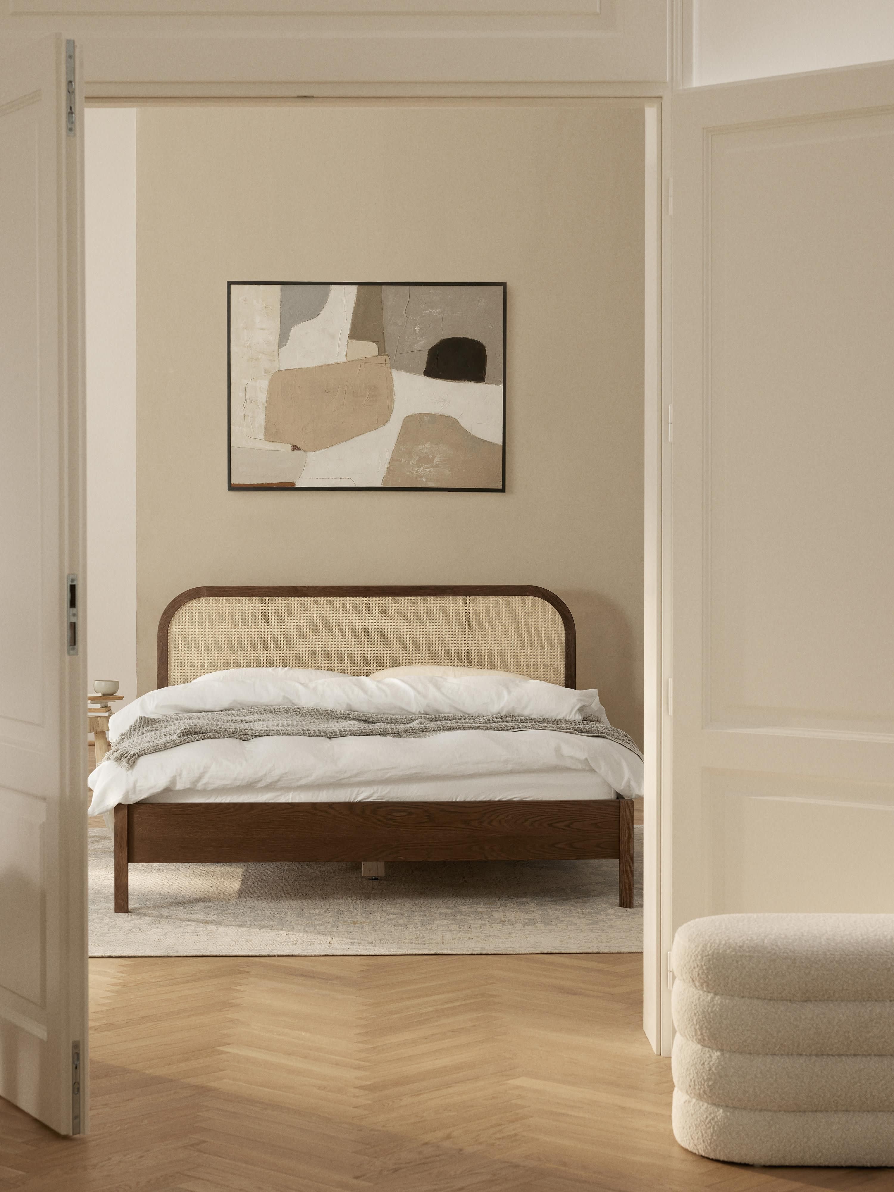Houten bed Jones met hoofdeinde van Weens vlechtwerk