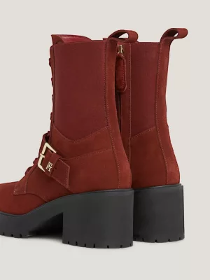 Botas de amarrar com detalhe de cinto de camurça
