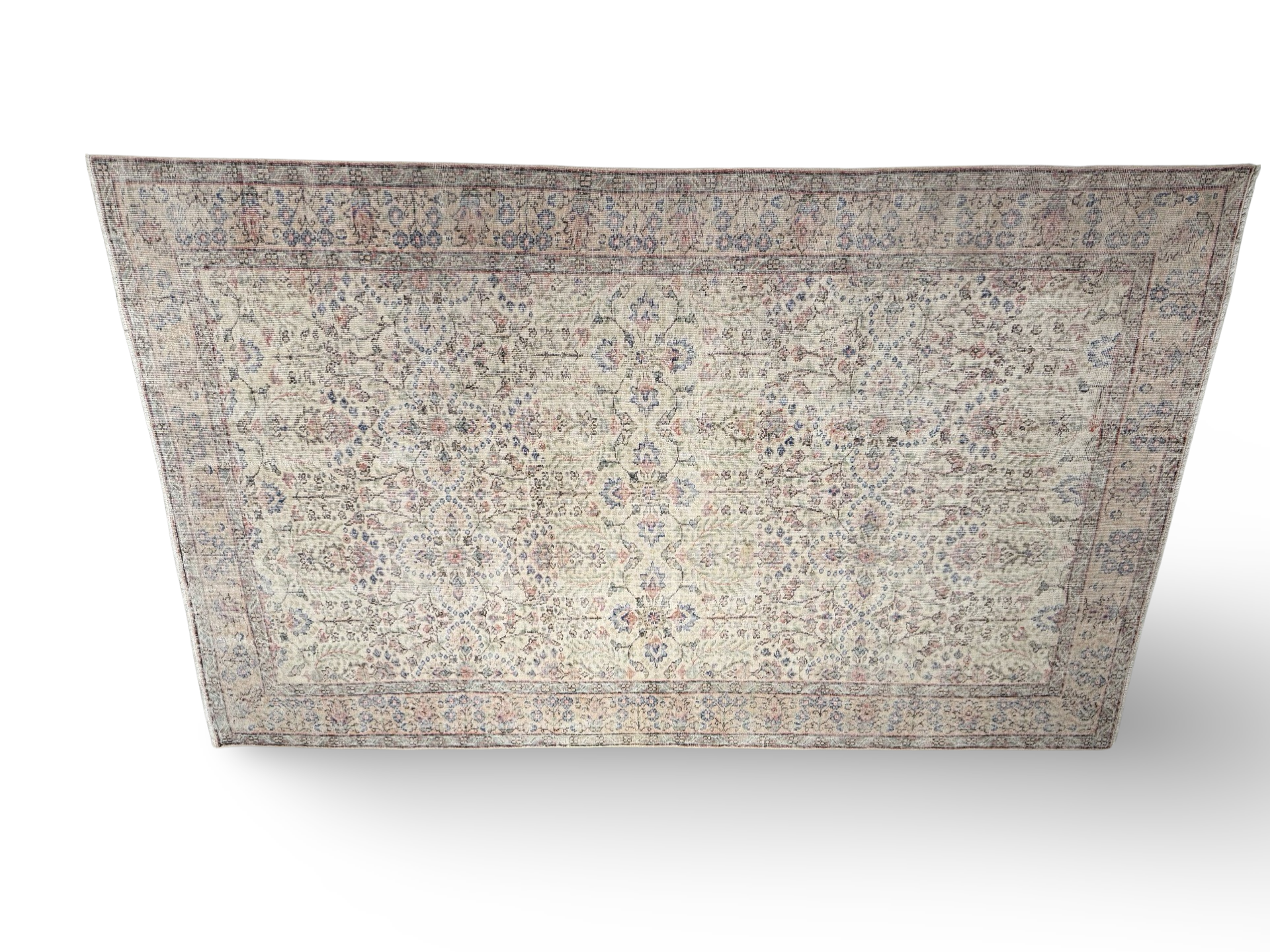 Vloerkleed vintage crème met bloemen Carpet vintage crème with flower design uniek.