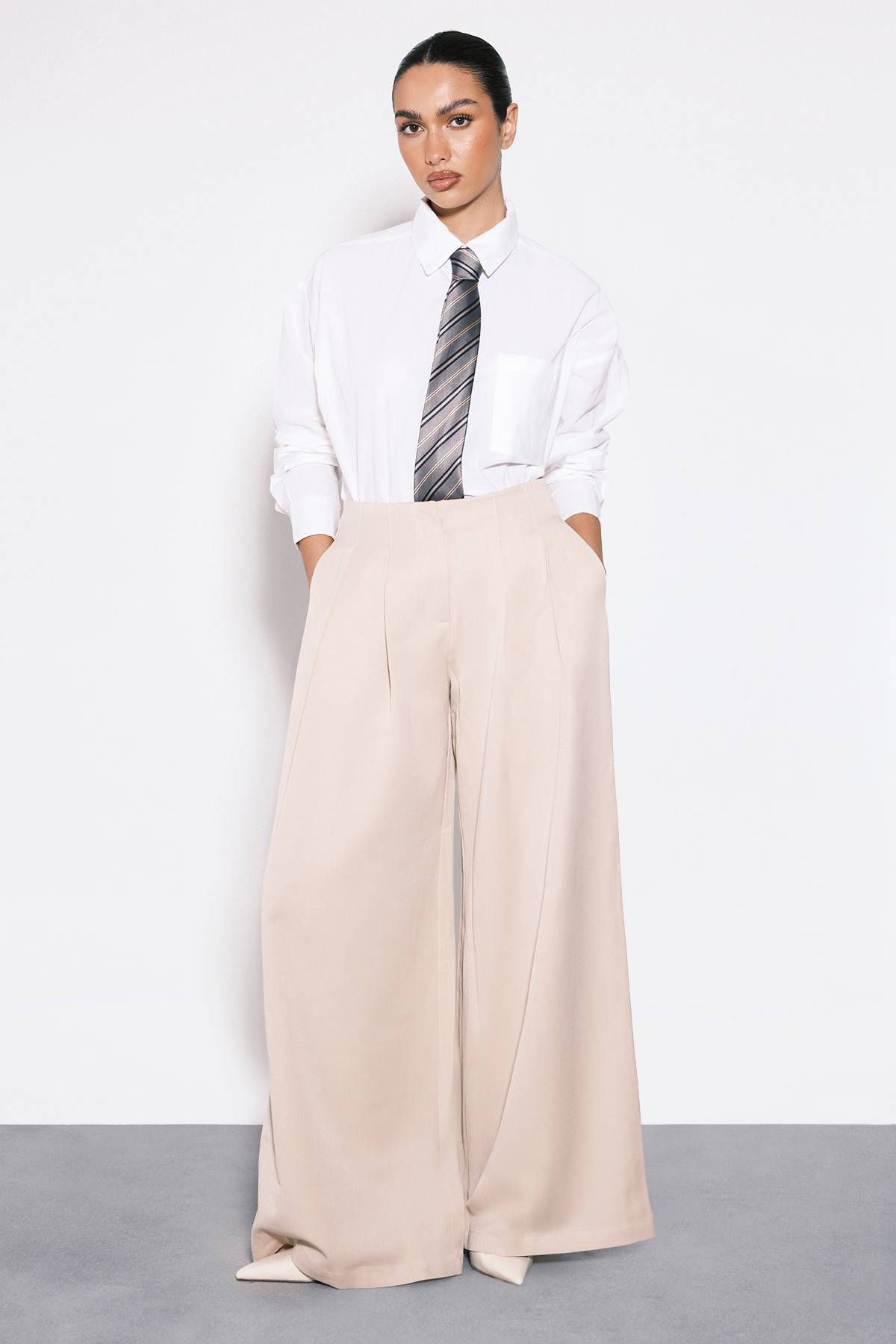 boohoo Pantalon sur mesure plissé taille basse à jambes larges