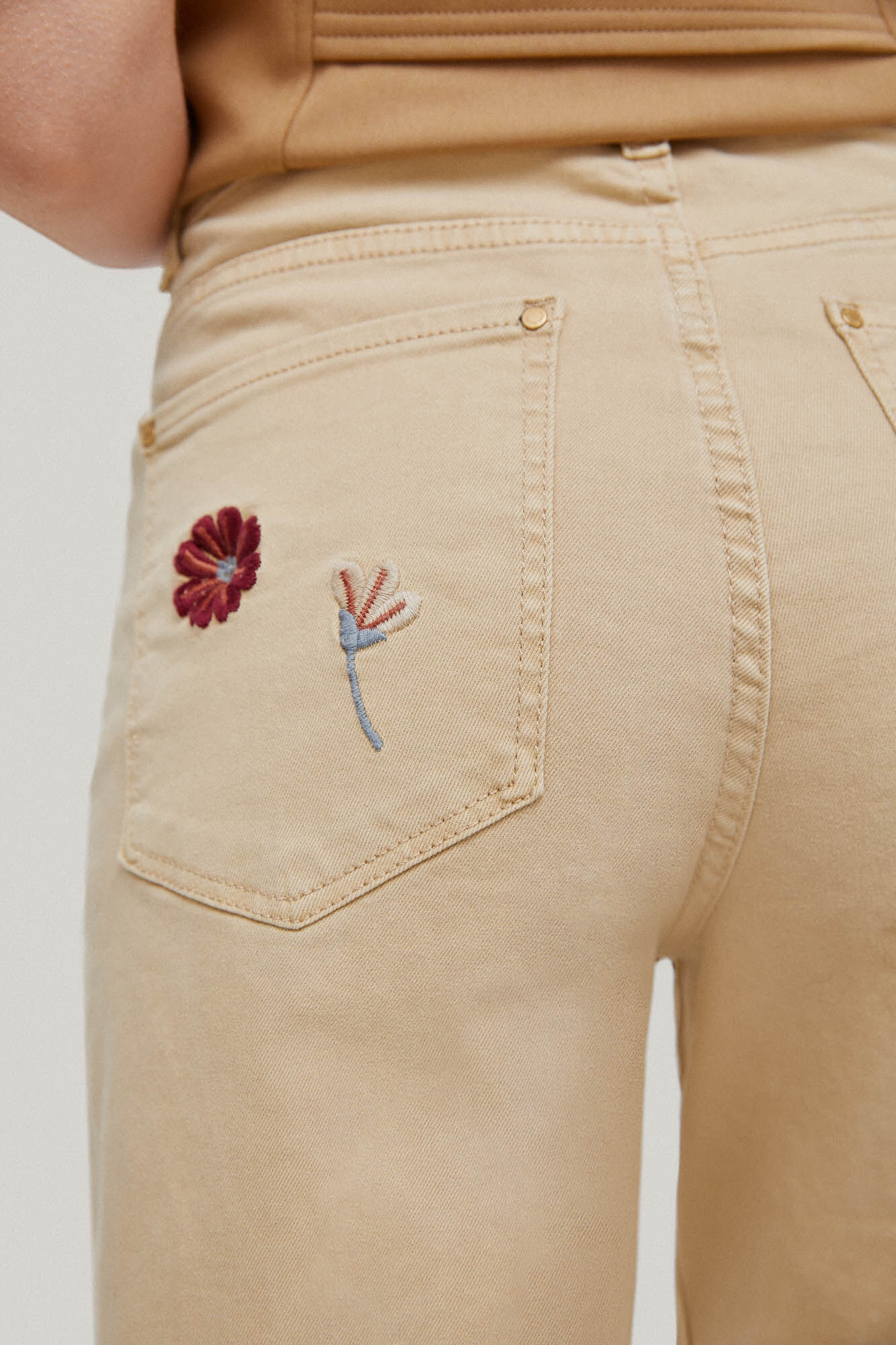 Calça jeans cropped flare com 5 bolsos bordados - Bege