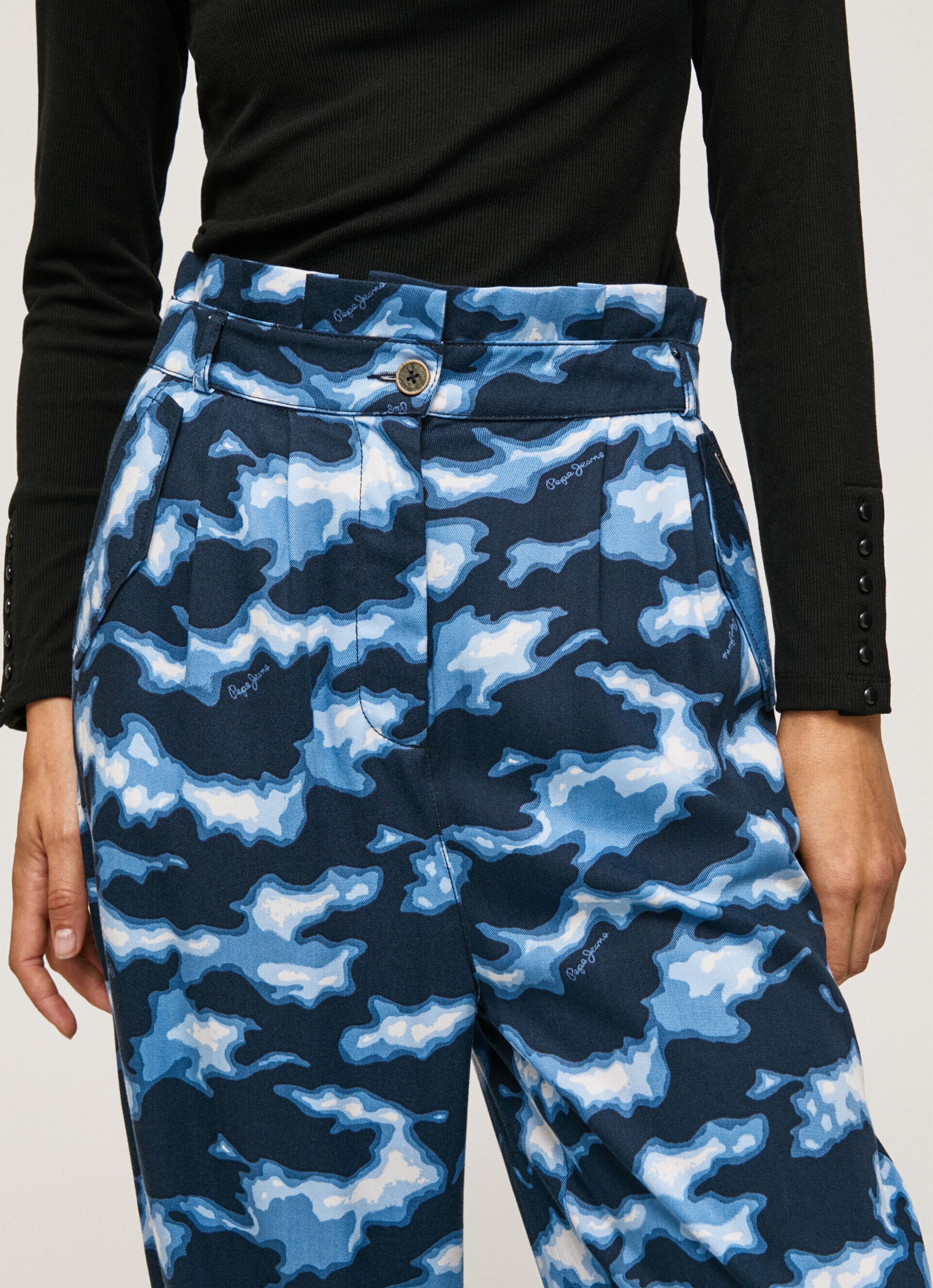 CALÇA COM ESTAMPA CAMUFLADA - multicolorida
