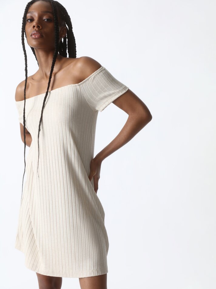 Vestido curto com ombros à mostra - Cor areia