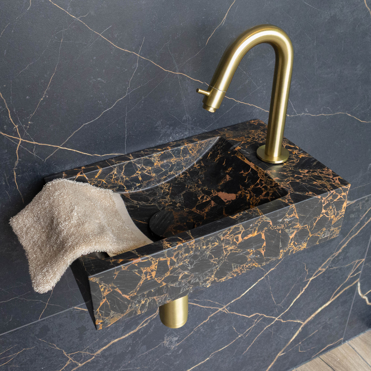 Saniclear Athens Portoro Gold fonteinset met gebogen kraan in geborsteld messing