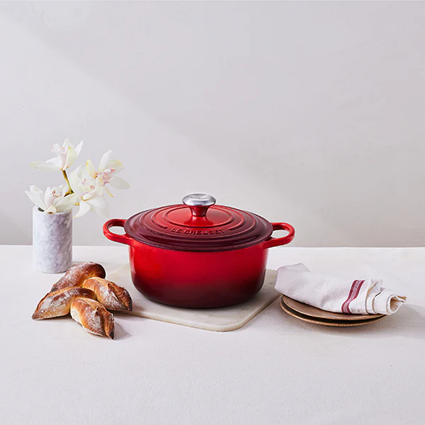 Cocotte fonte rond 26 cm cerise Le Creuset