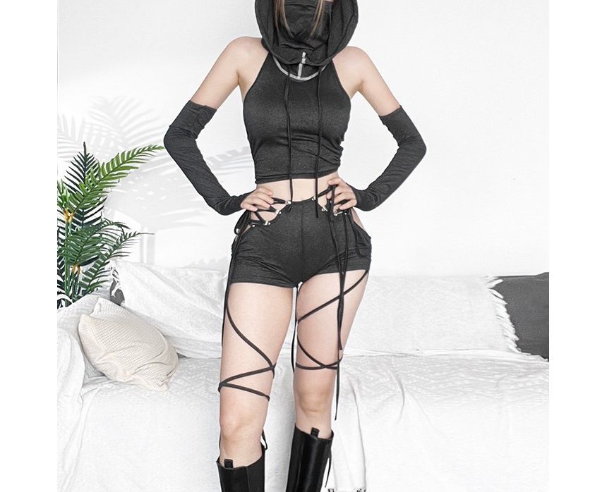 HERMITAKH - Tanktop met open rug, col, capuchon en mouwen / Hotpants met hoge taille en uitsparingen