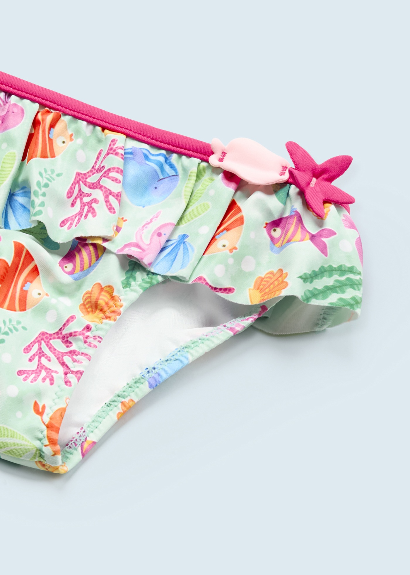 Conjunto de banho para bebê de 2 peças com touca e sunga.
