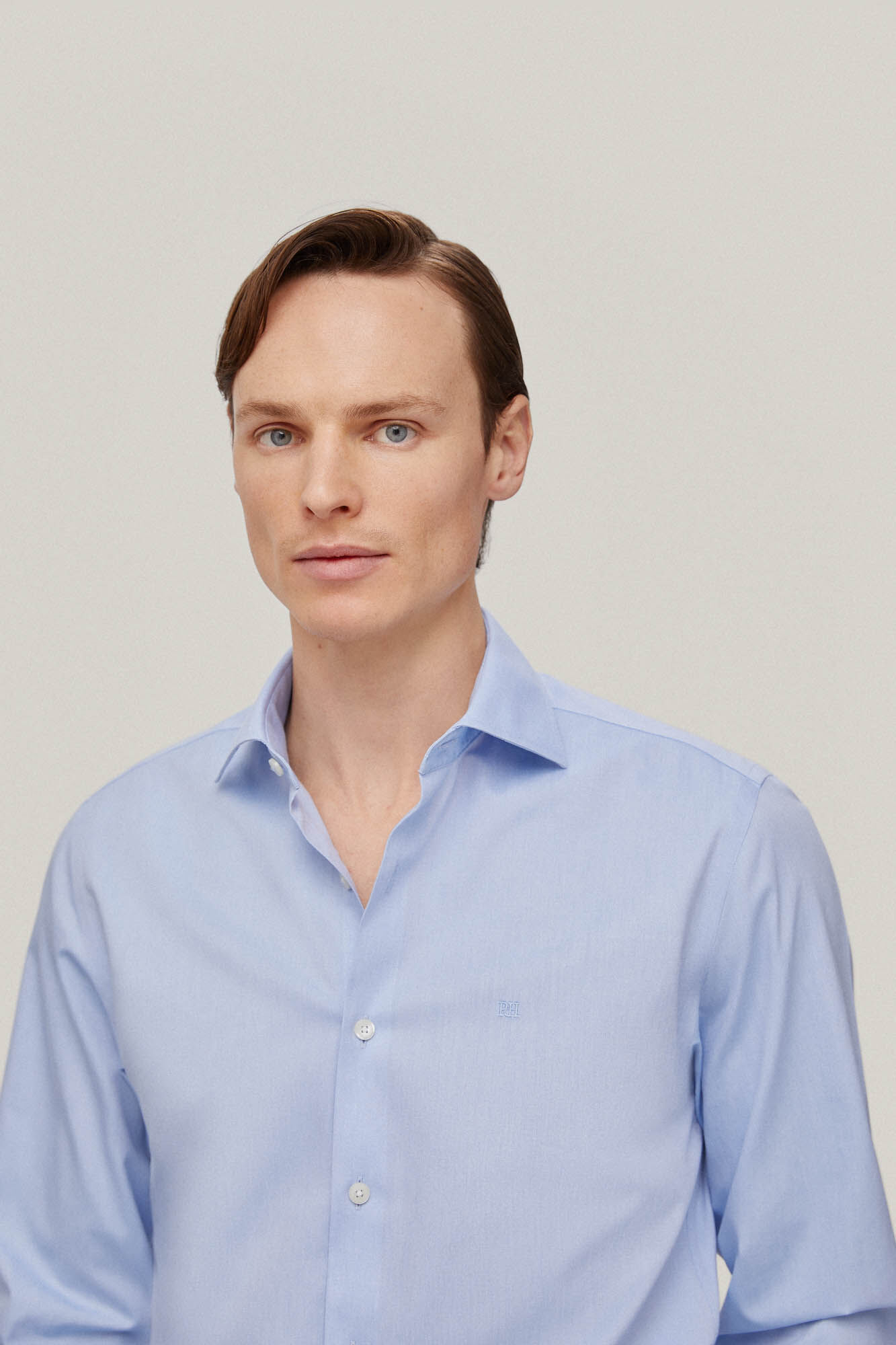Camisa social lisa com detalhes em ponto ajour, não precisa passar e é resistente a manchas - Azul