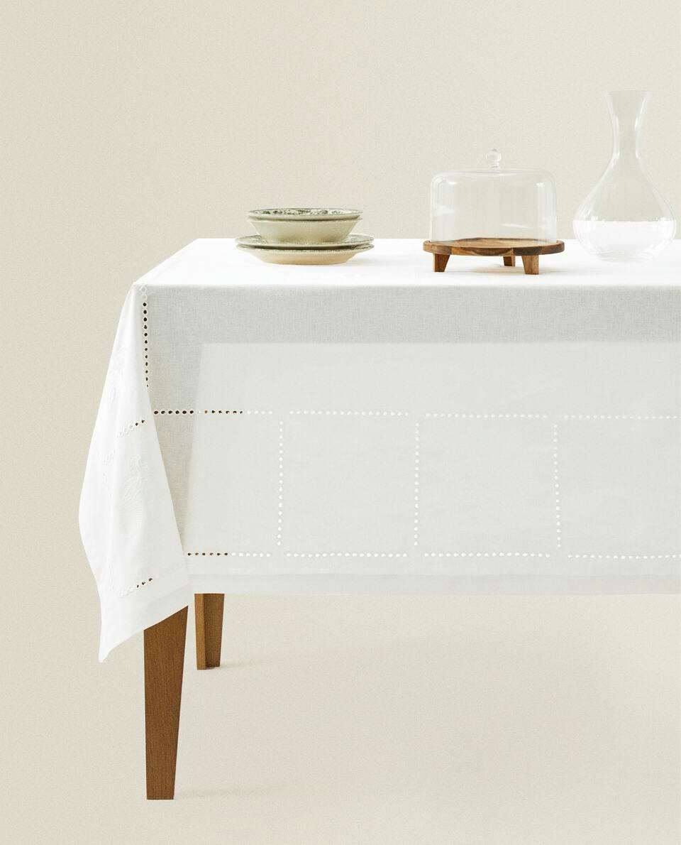 TOALHA DE MESA EM MISTURA DE LINHO BORDADA