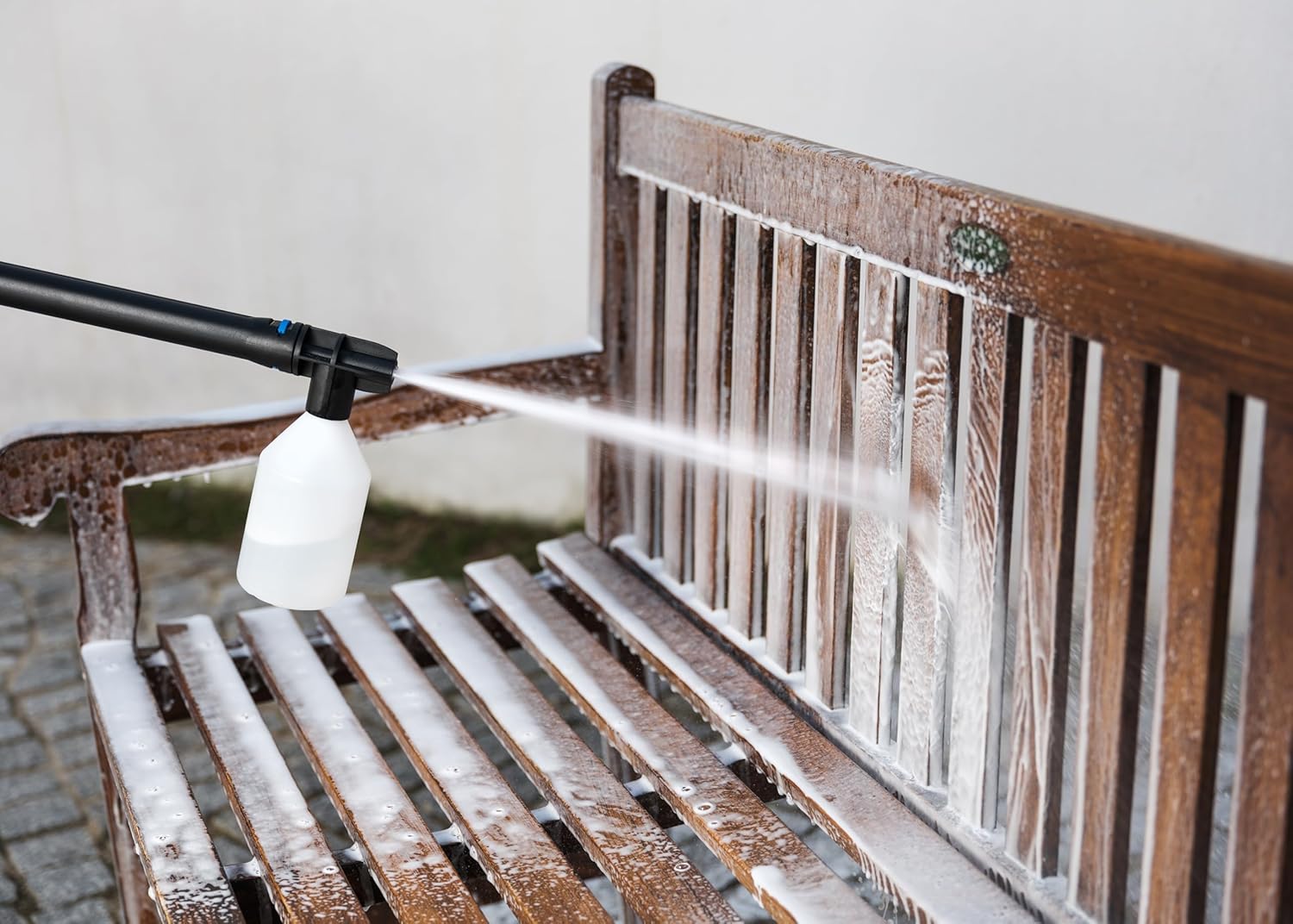 Nilfisk E 145.4 Bar Hochdruckreiniger + Schaumsprüher + Flächenreiniger + Bürste - Pressure Washer für die Reinigung von Außenbereichen und die Autowäsche (2100 W), Blau