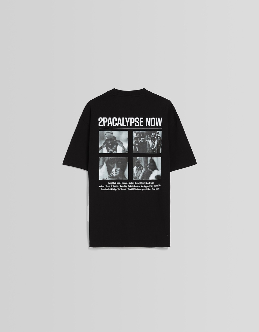 Camiseta de manga curta com estampa do Tupac e modelagem quadrada.