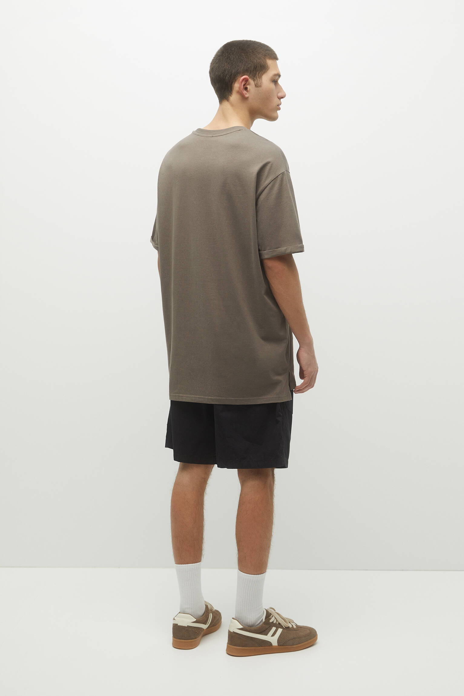CAMISETA BÁSICA DE CORTE COMPRIDO - CINZA TAUL