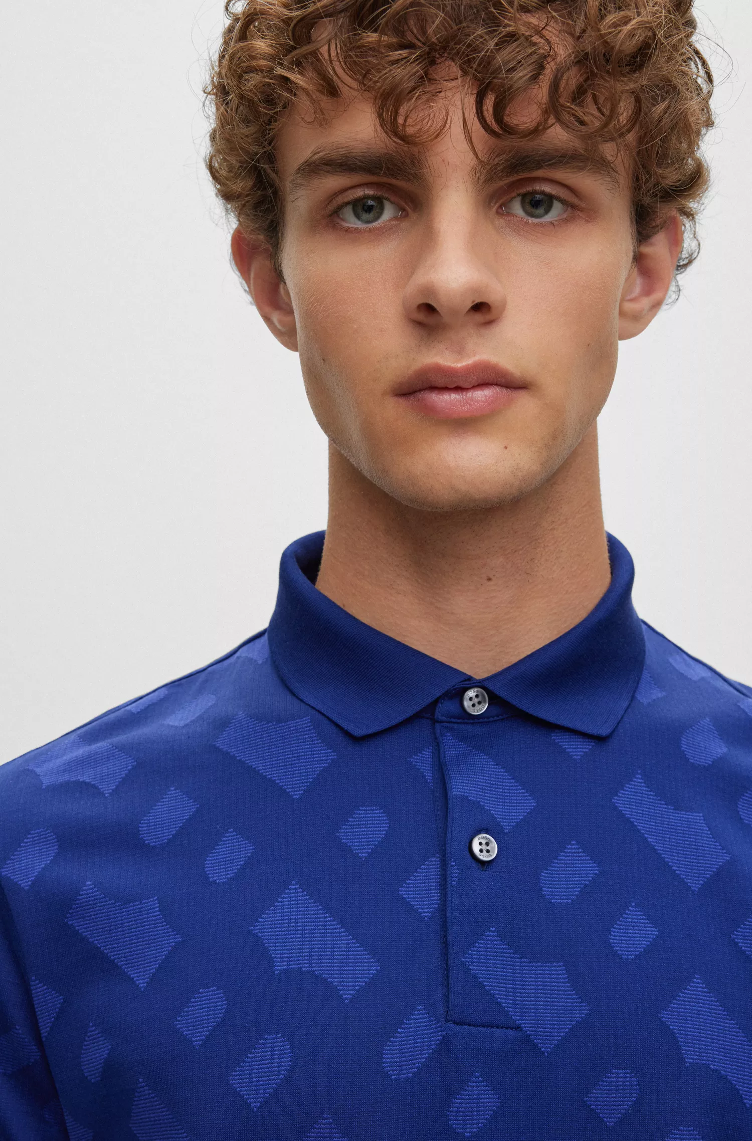 Camisa polo BOSS preta, corte regular, com jacquard de monograma.