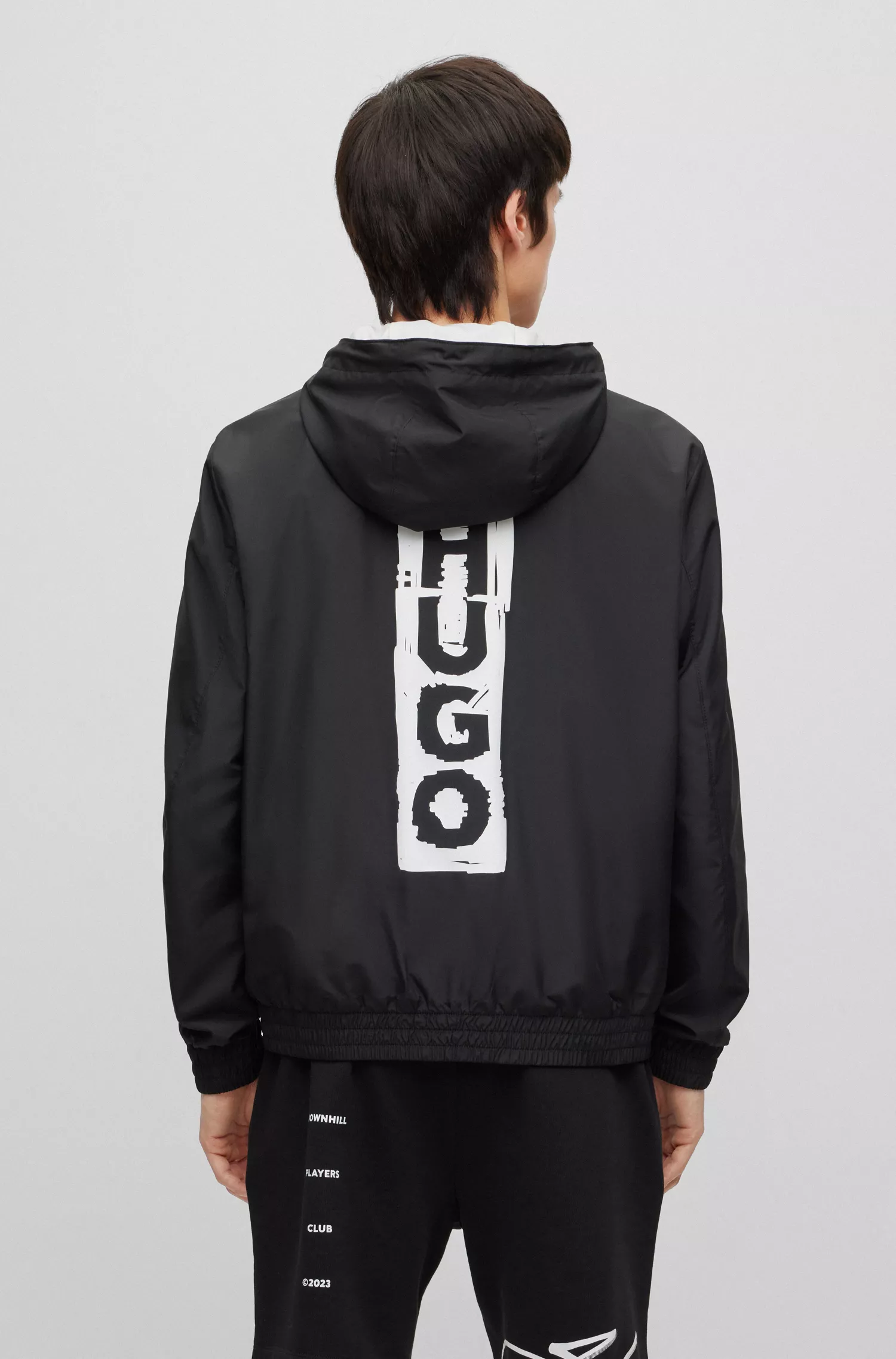 Jaqueta com capuz HUGO vermelha, repelente à água e com logotipo vertical.