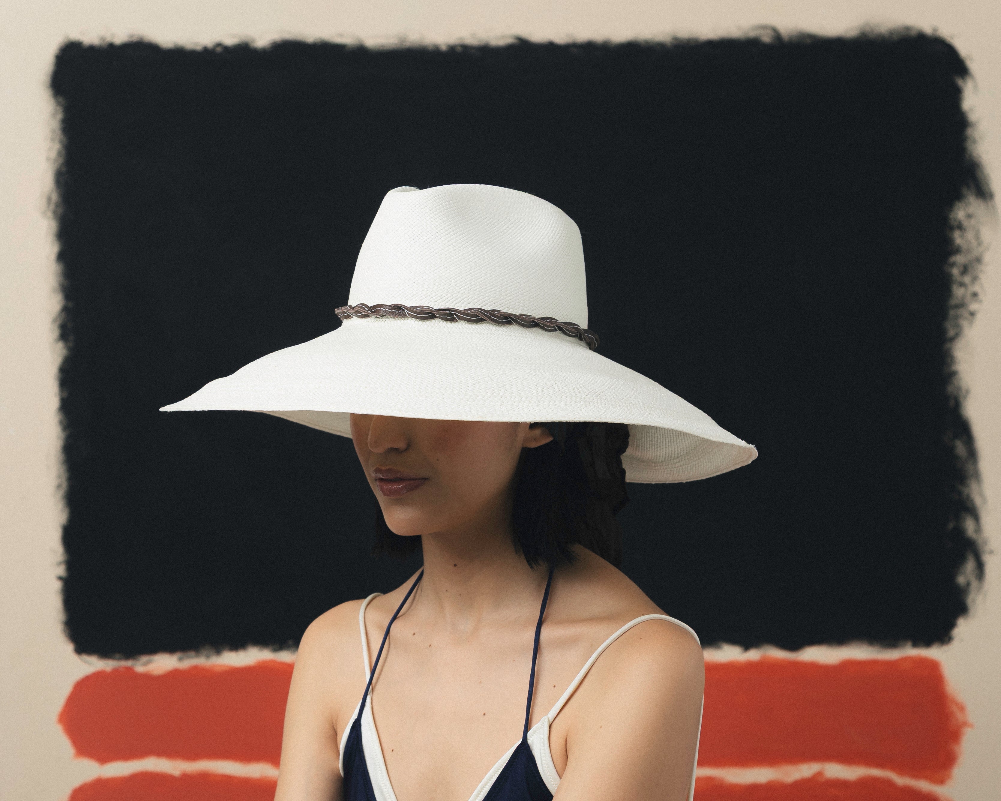 Chapeau Aguacate à bords extra longs avec tresse en cuir et mouchoir