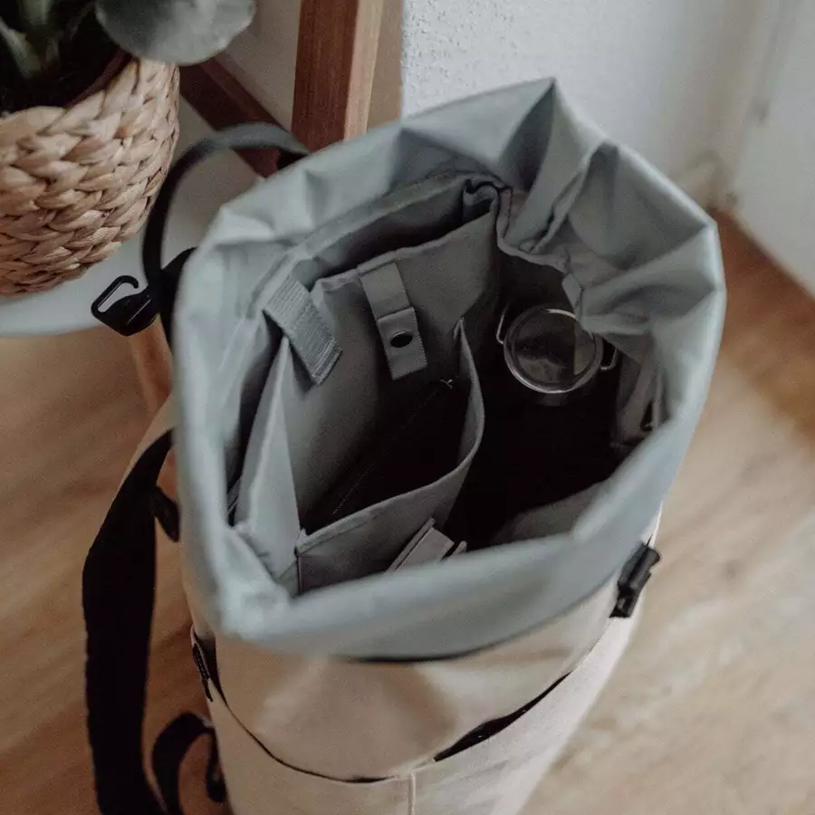 Anna und Oskar Fairer Wickelrucksack Hugo aus recyceltem Material Sand