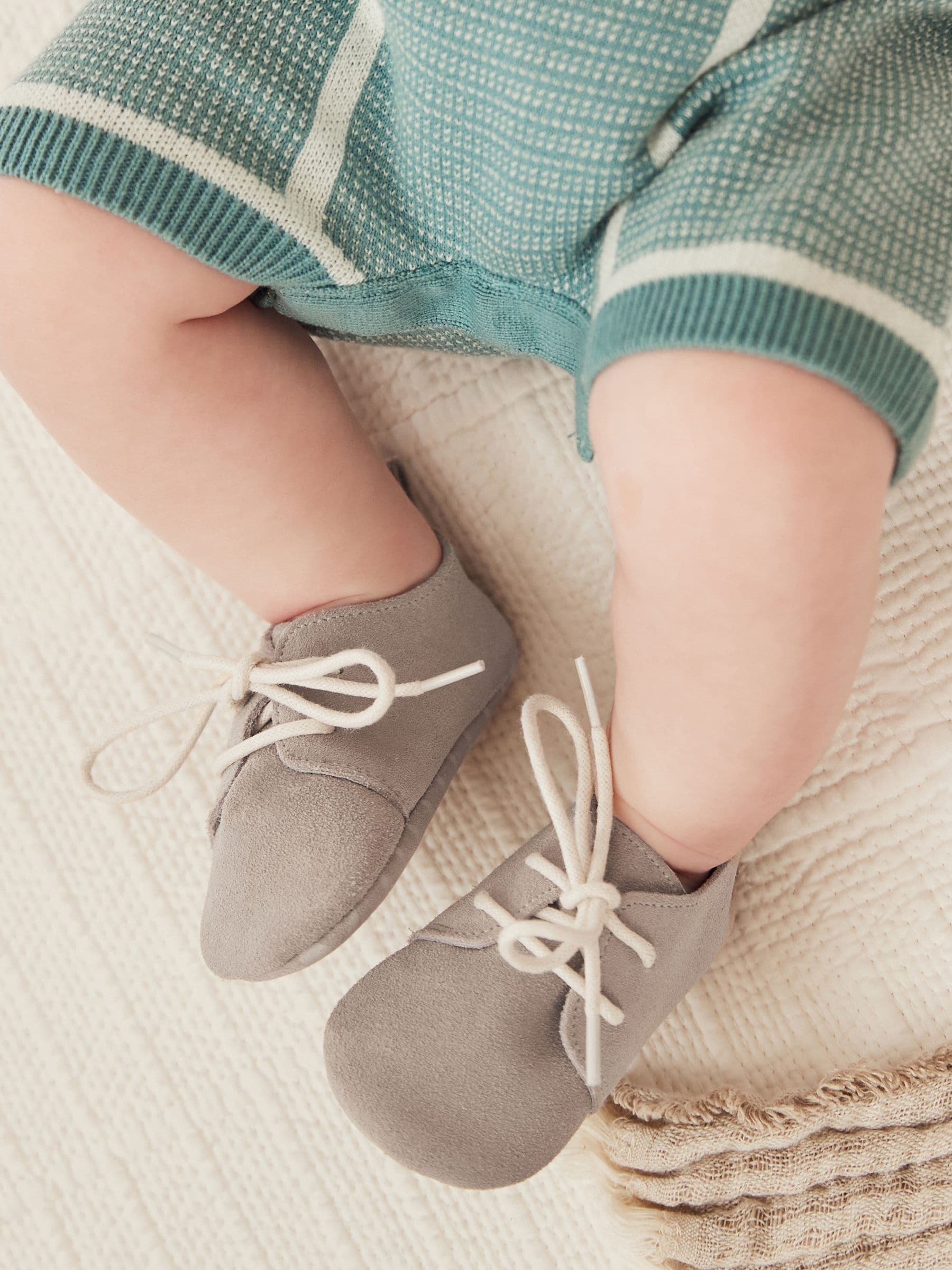 Grijs - Suède babyschoenen met veters (0-24 mnd)