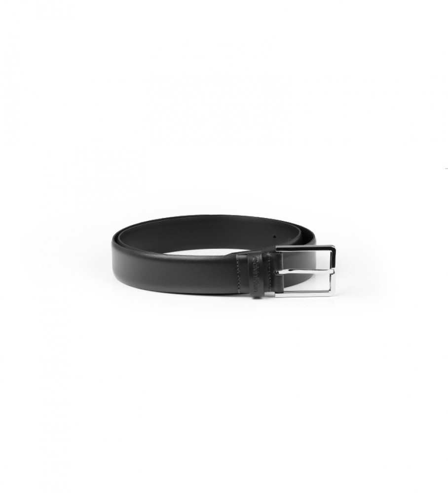 Cinto de couro preto estilo bombed da Calvin Klein