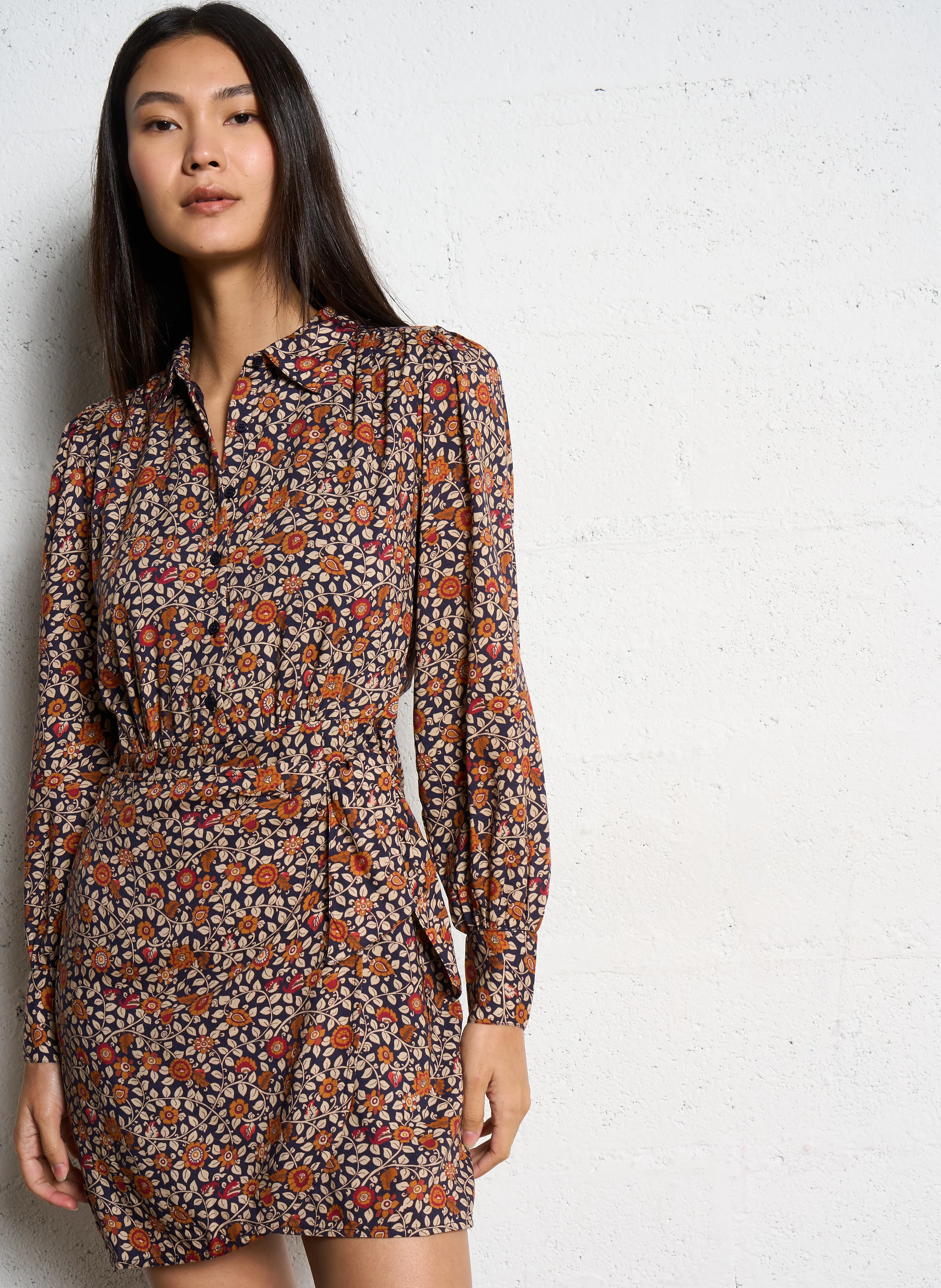 ROMANCE - Robe courte col chemise à imprimé floral | Noir