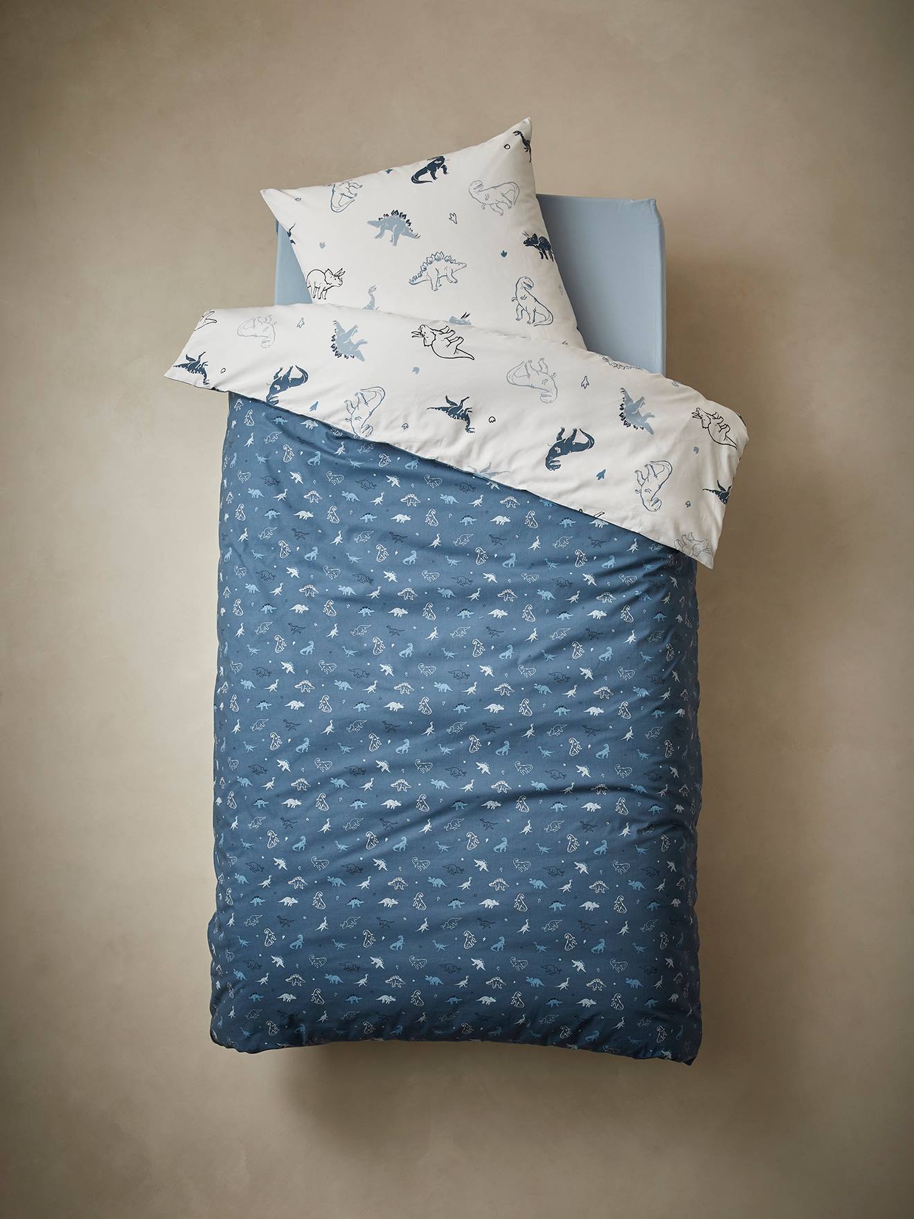 Conjunto de cama infantil Hello Dinos com capa de edredom e fronha, estampa básica branca clara.