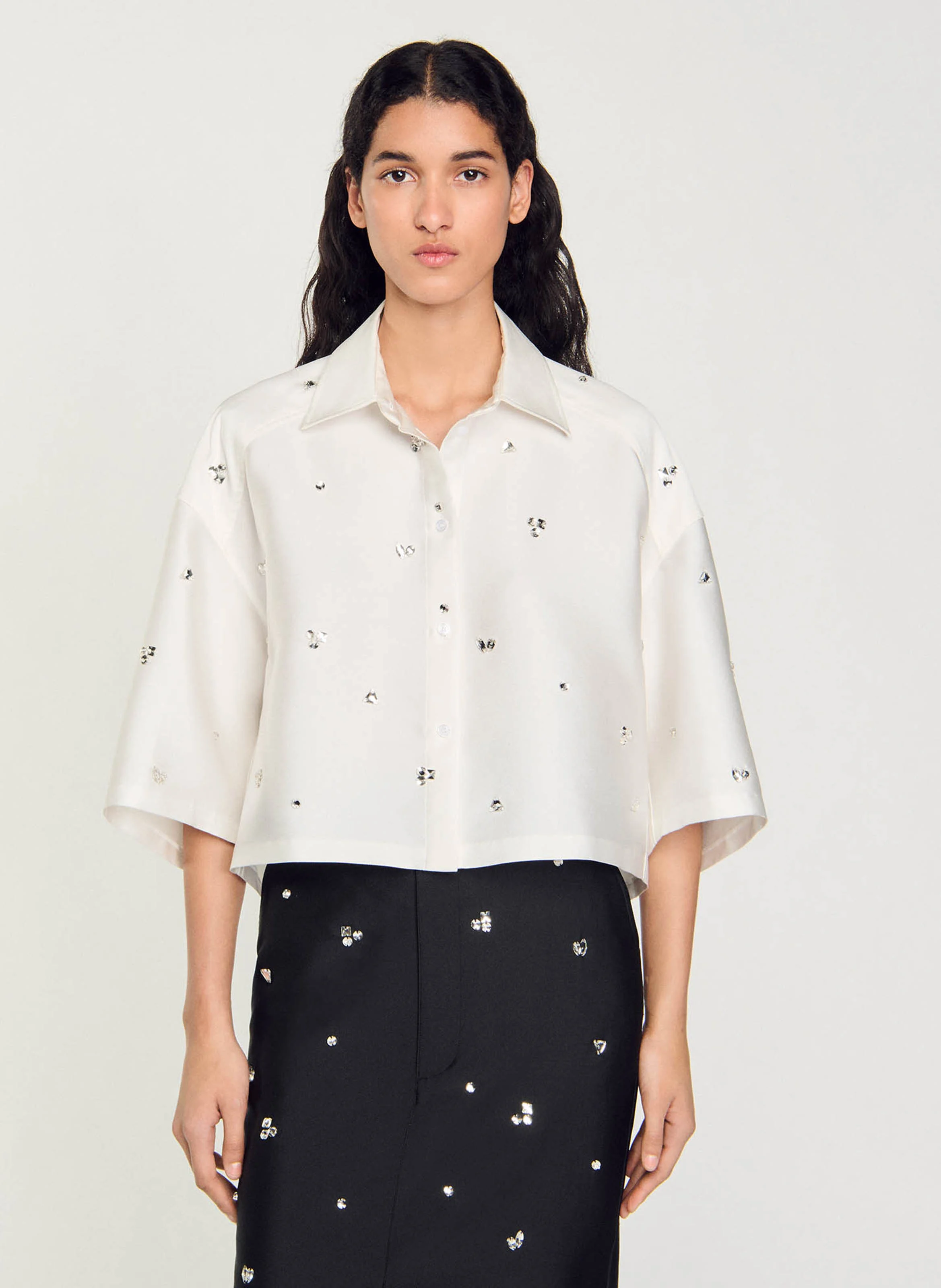 Chemise courte satinée à bijoux | Blanc