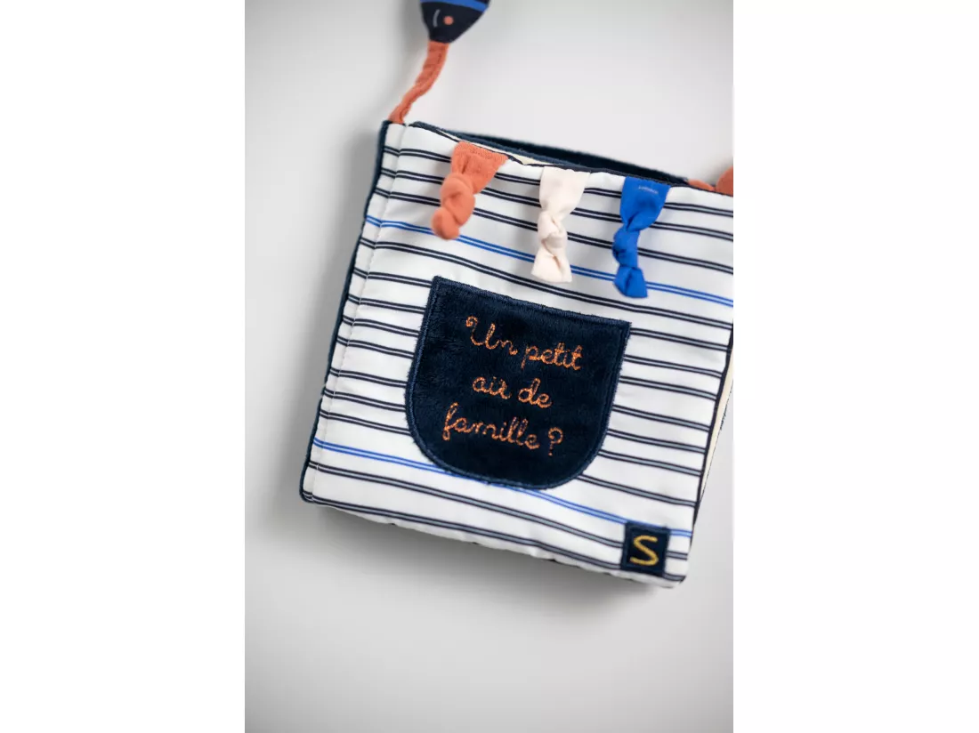 Livre d'éveil marinière avec détail poisson