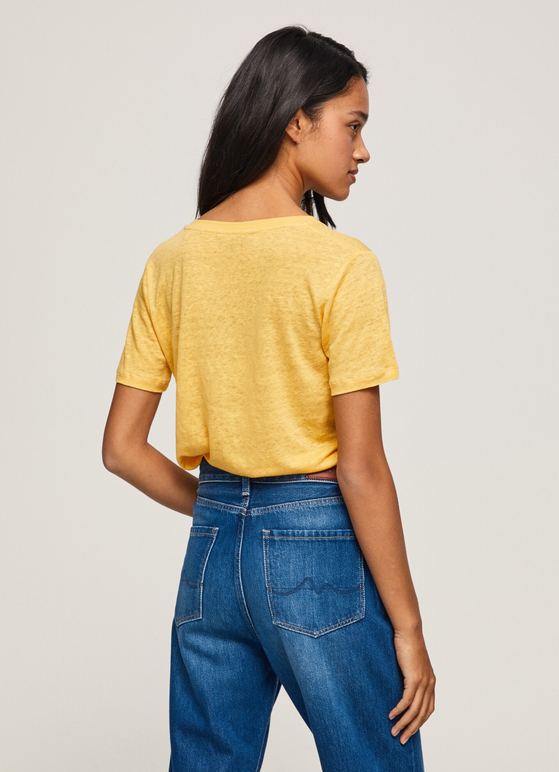 Camiseta de linho com decote em V - brilhante