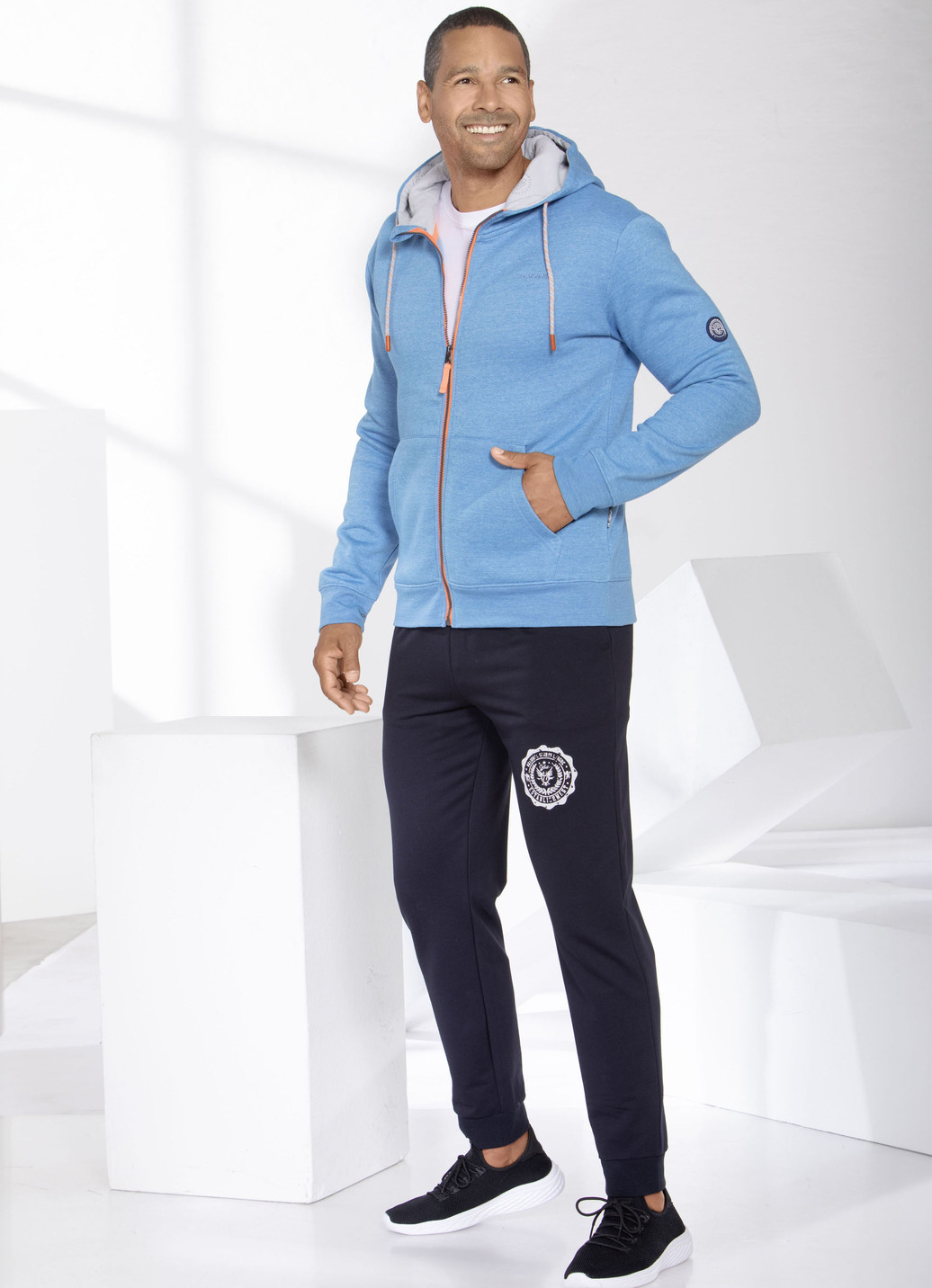 Sweatjacke mit Kapuze