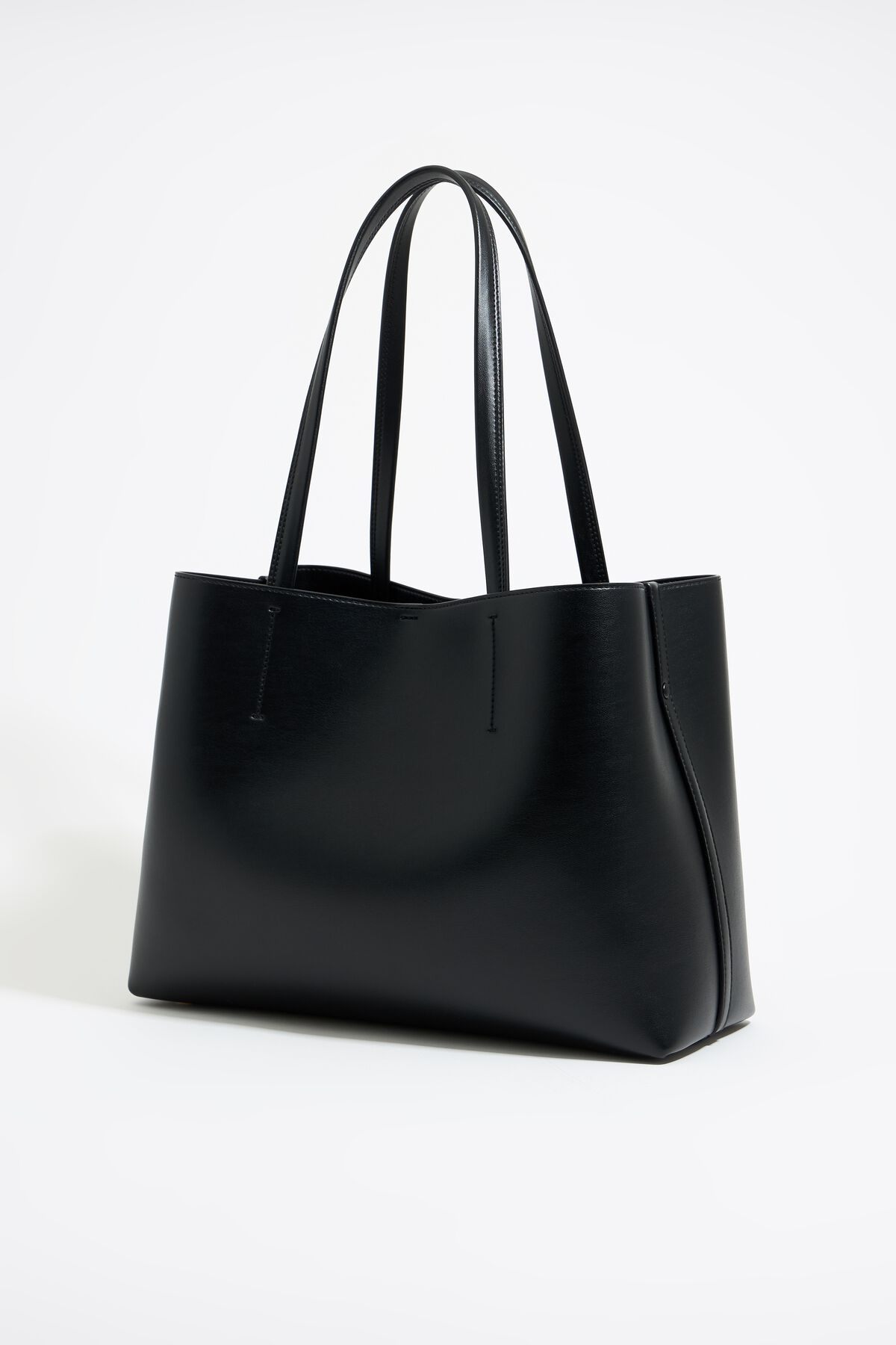 Bolsa grande estilo Chihuahua em couro preto.