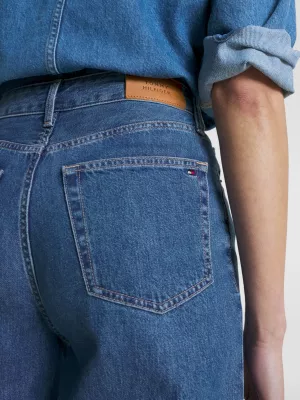 Calça jeans de cintura alta com modelagem afunilada e barra arredondada.
