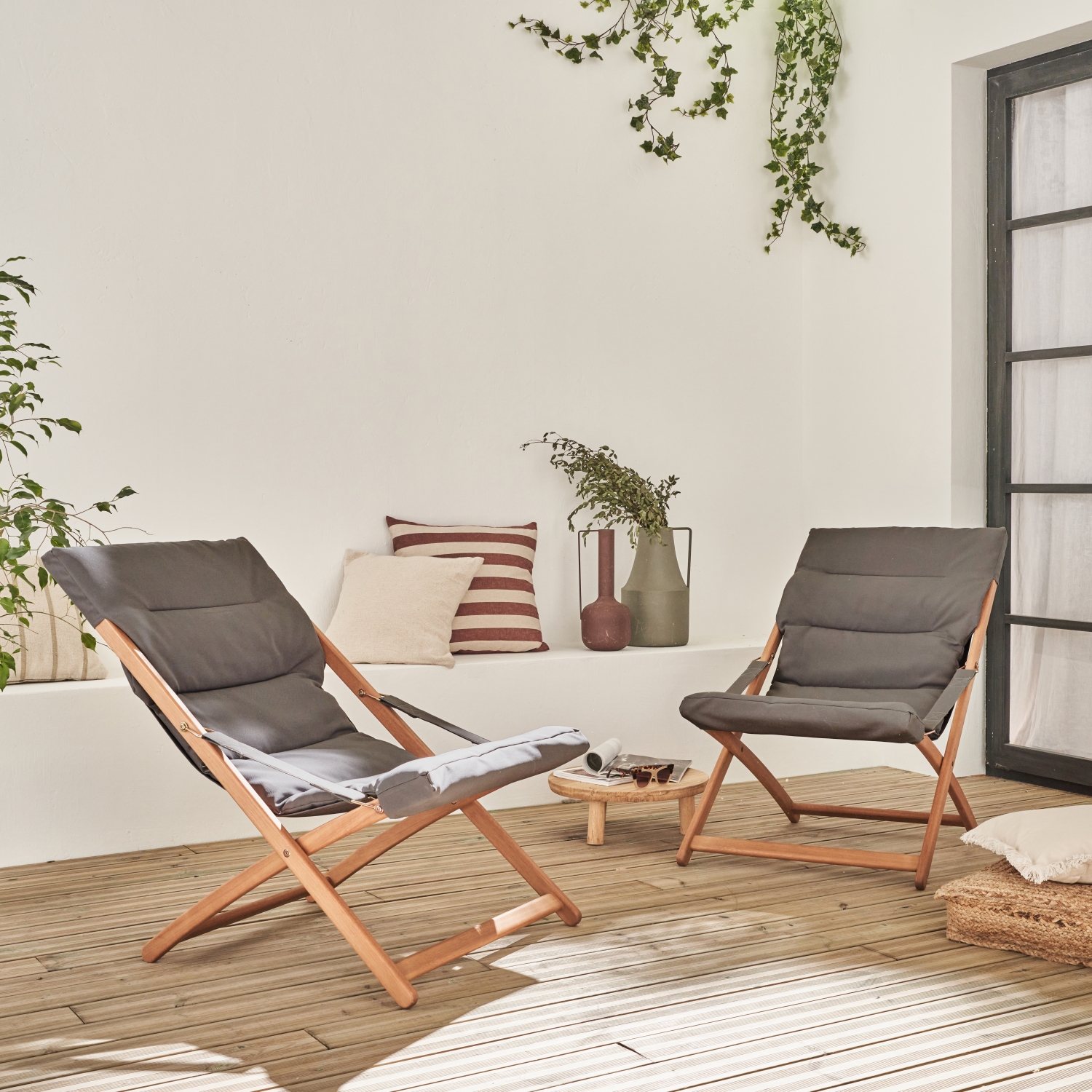 Lot de 2 chiliennes grises en bois. Pliables. Assise rembourrée