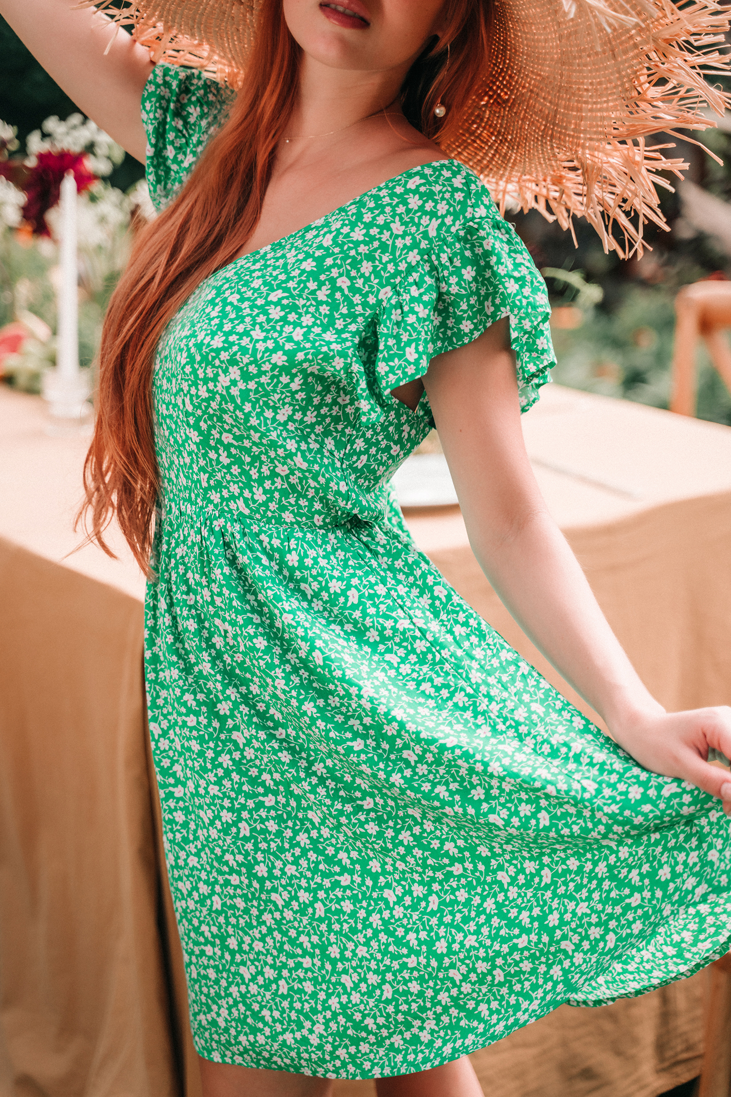 Robe mini fleurie à col en V et manches à volants verte