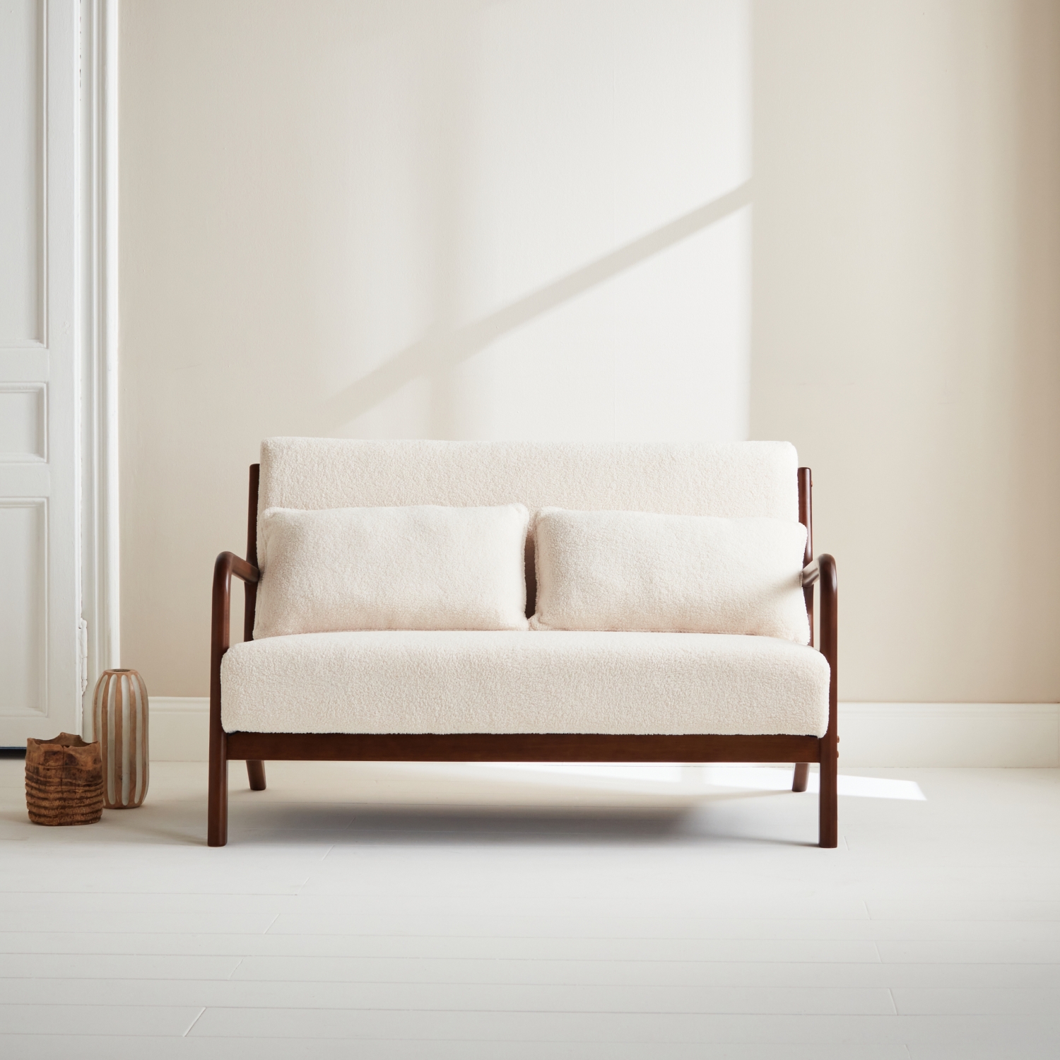 Banquette à bouclettes . Pieds bois d'hévéa teinté noyer clair. 2 places droit fixe. Pieds compas scandinave