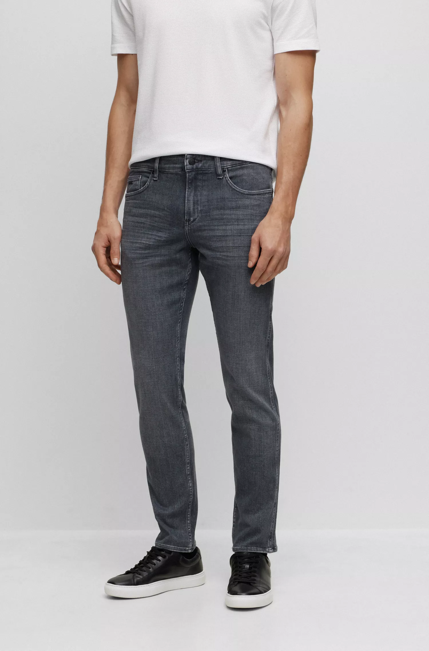 Calça jeans BOSS preta, corte slim, em denim italiano cinza supermacio.