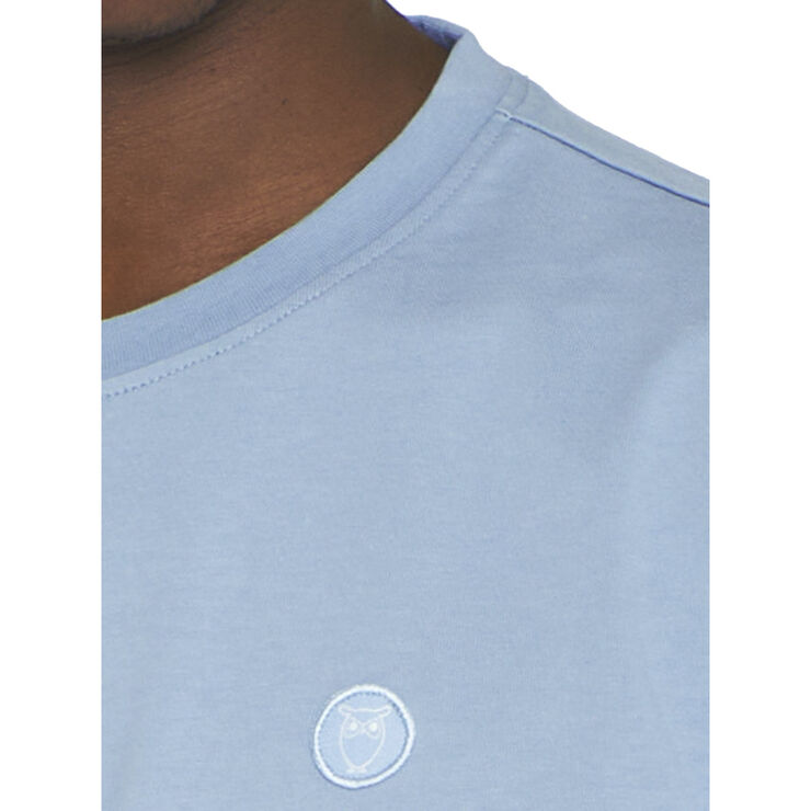 Knowledge Cotton Apparel LOKE badge tee - Regenerative Organic Certified� - GOTS/Vegan Asley blue