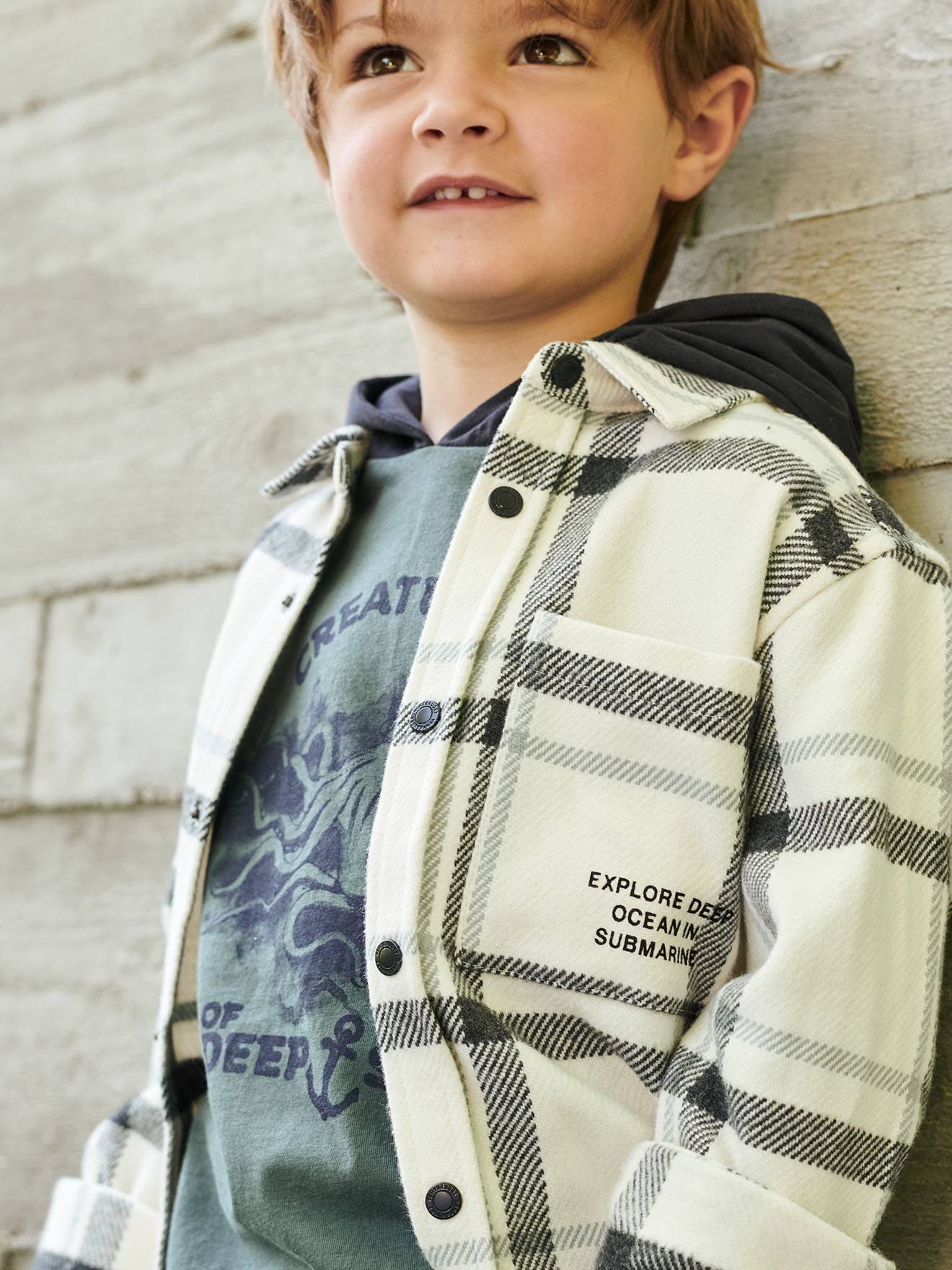 Camiseta com capuz de polvo, tamanho médio infantil, verde lisa com estampas.