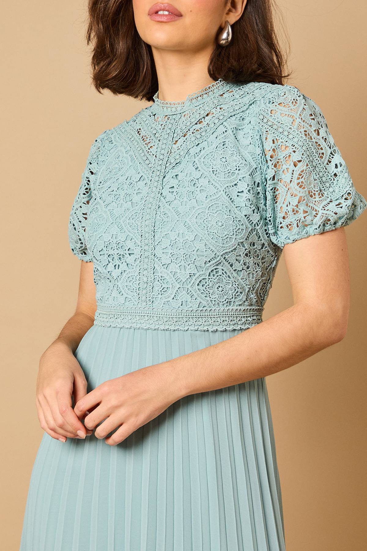 Oasis Robe Mi-Longue Plissée à Manches Bouffantes en Dentelle